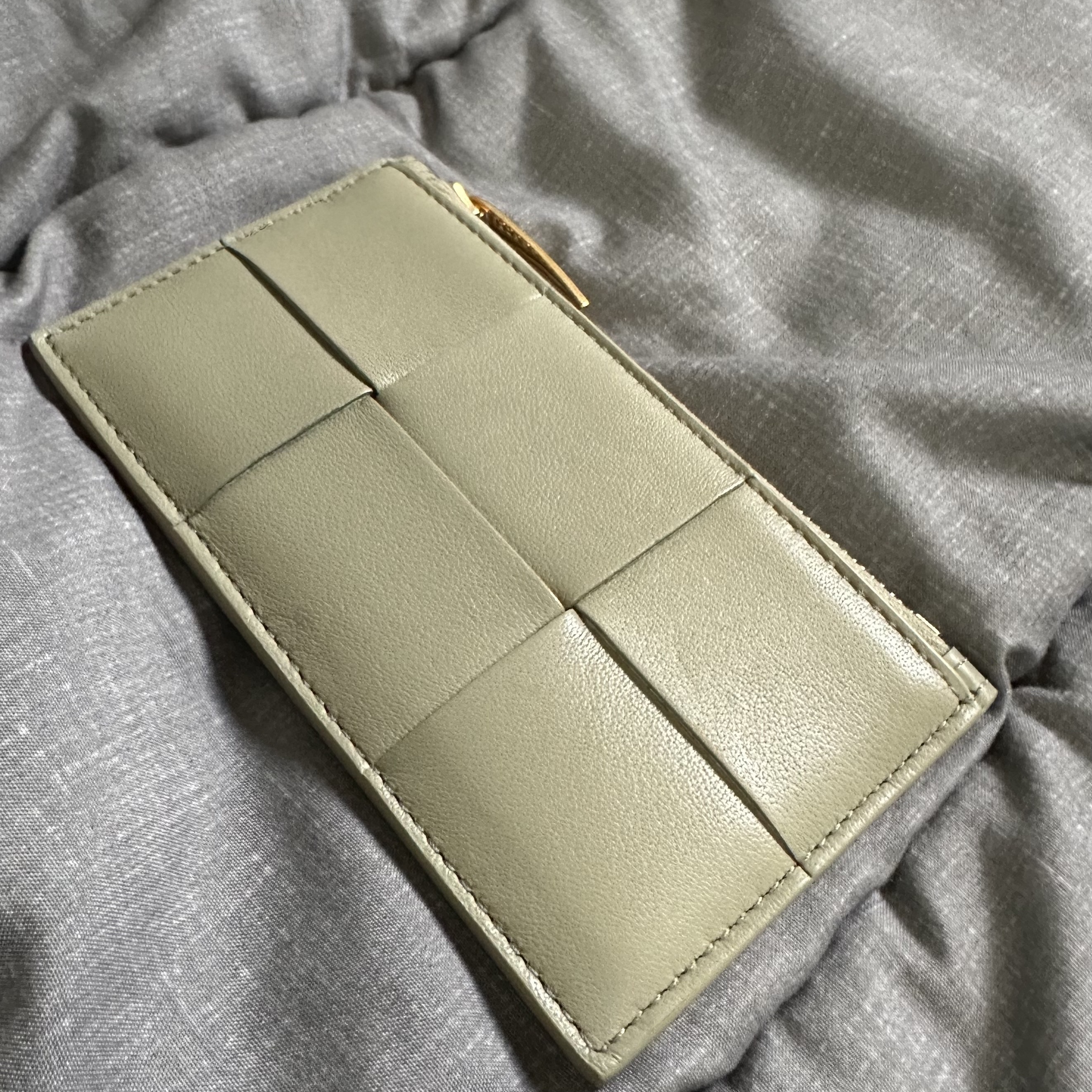 Bottega Veneta Zipped Card Case Travertine 착용 스타일