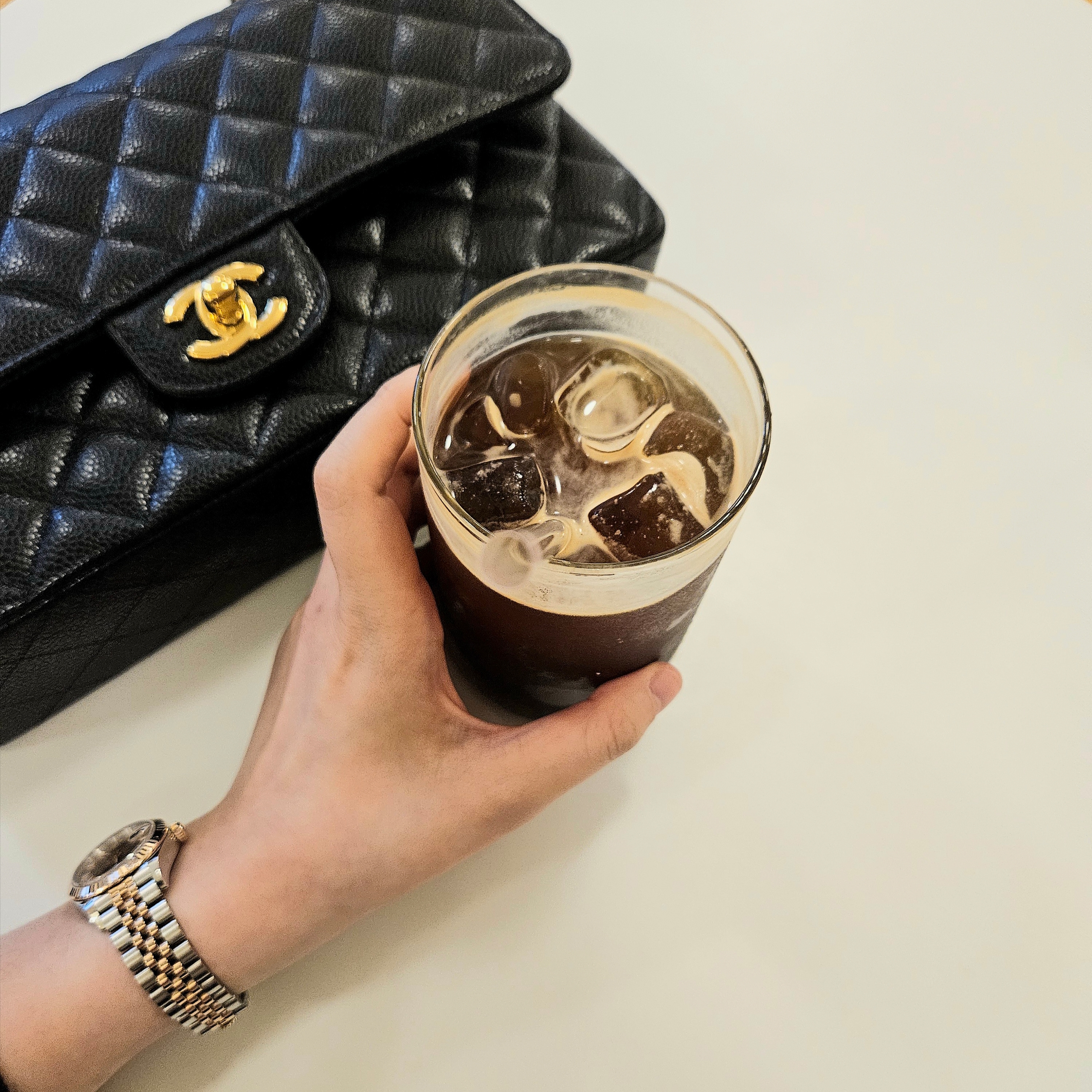 Chanel Medium Classic Handbag Grained Calfskin & Gold Black, Rolex Lady-Datejust 28mm 279171 Rose Jubilee 착용 스타일