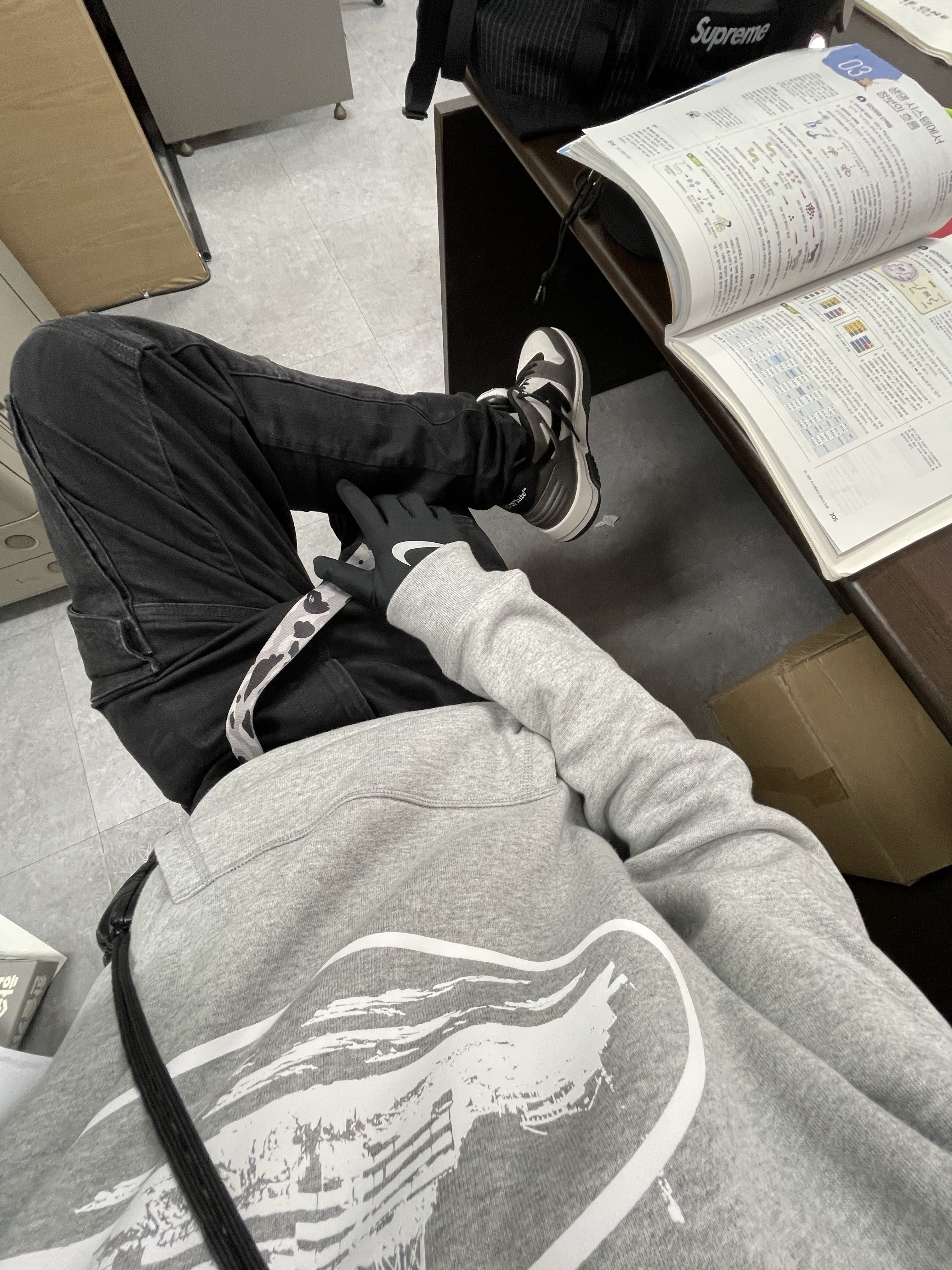 Corteiz Alcatraz Hoodie 2024 Heather Grey, Nike Miler Running Gloves Black Silver 착용 스타일 - 1