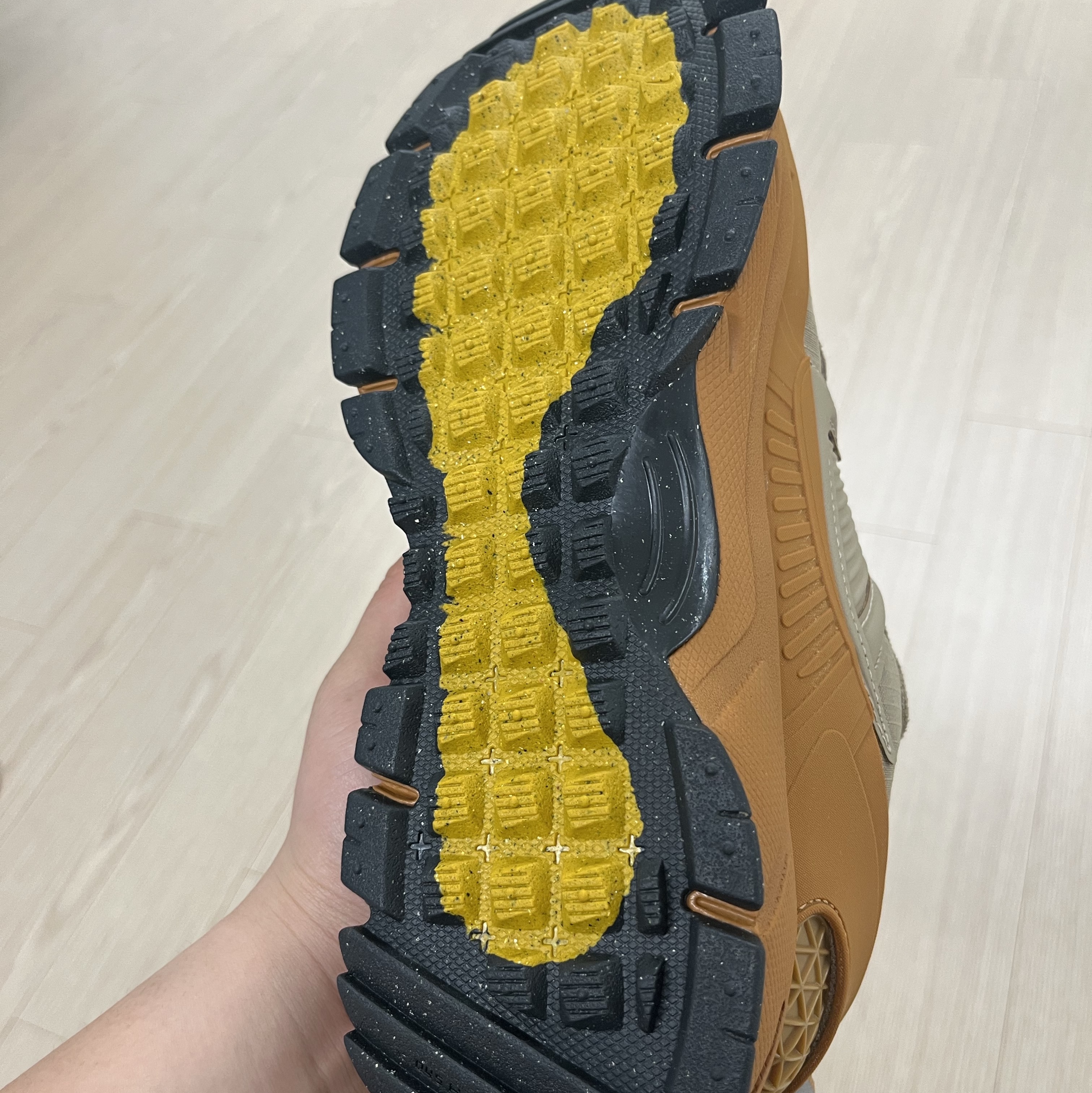 (W) Nike Zoom Vomero Roam Flax Anthracite 착용 스타일 - 4