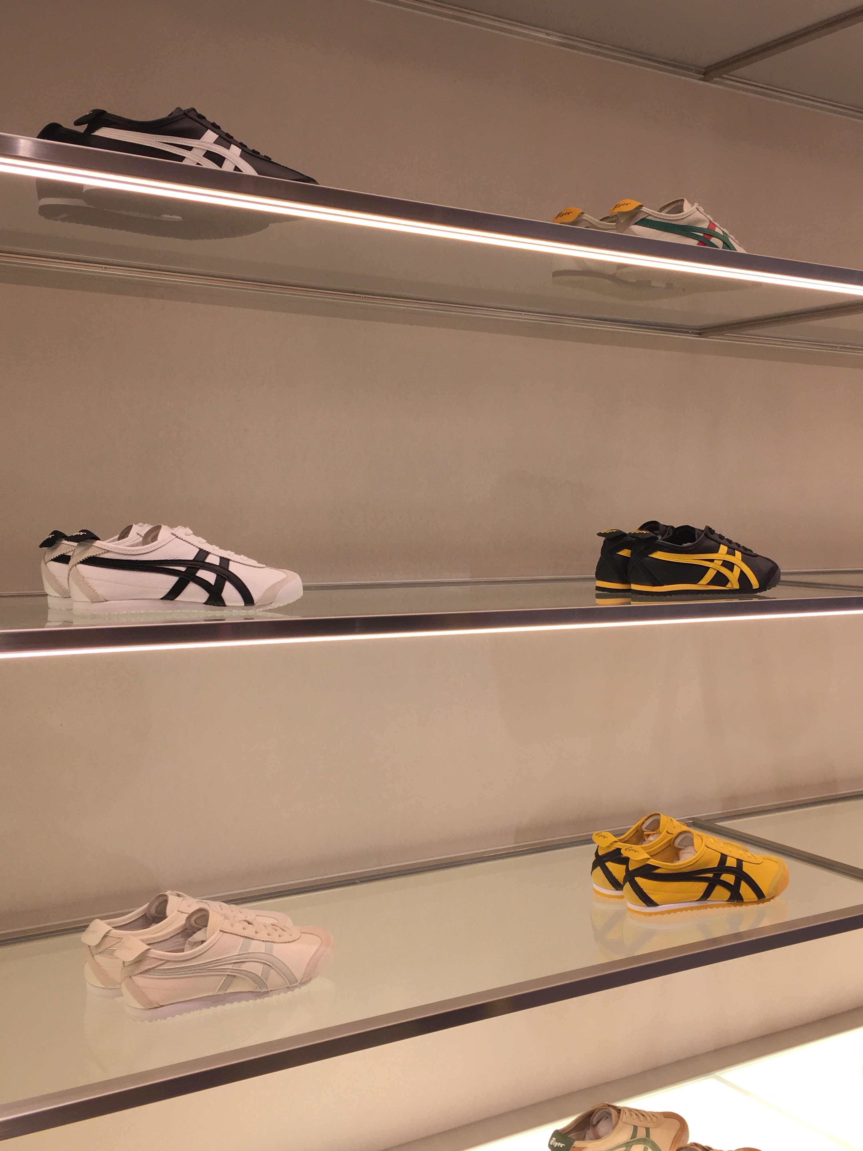 Onitsuka Tiger Mexico 66 Pure Silver Black, Onitsuka Tiger Mexico 66 Yellow Black 착용 스타일 - 2
