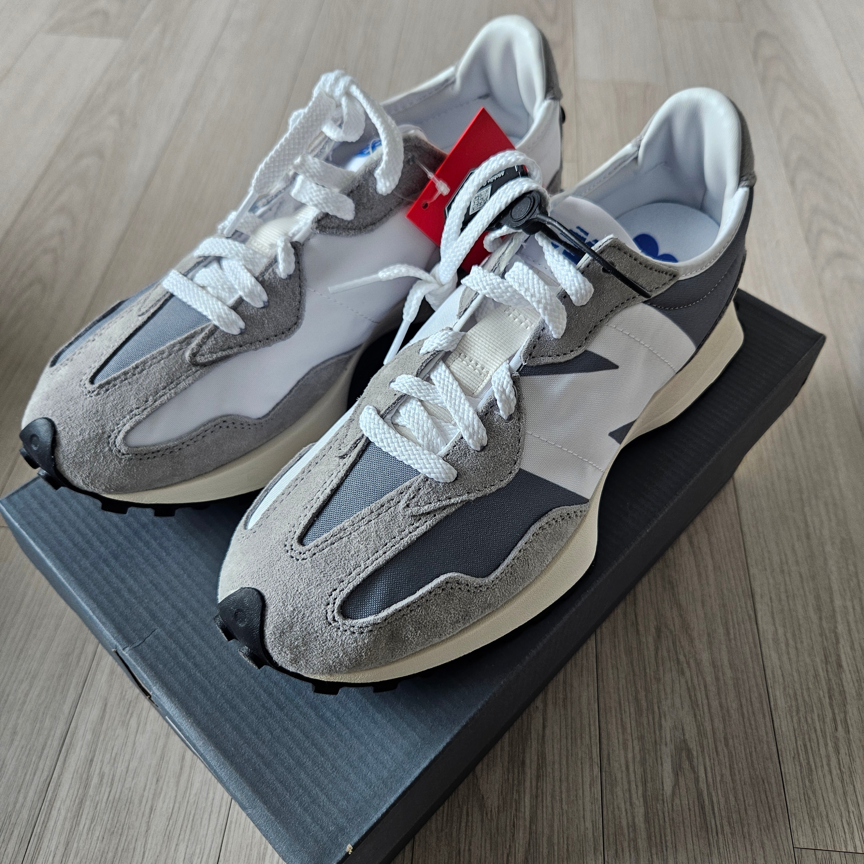 New Balance 327 Grey 착용 스타일 - 1