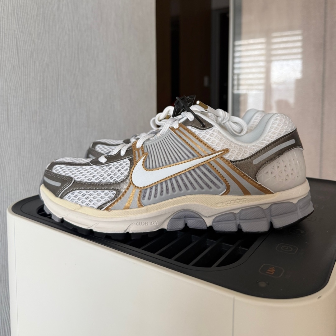 Nike Zoom Vomero 5 Platinum Tint Metallic Pewter 착용 스타일