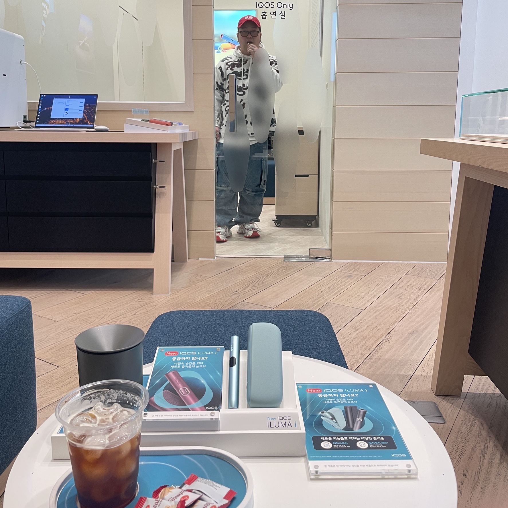 Adidas Vento XLG Deluxe Sneakers White Red, GU x Undercover Denim Convertible Wide Cargo Pants Blue 착용 스타일 - 2
