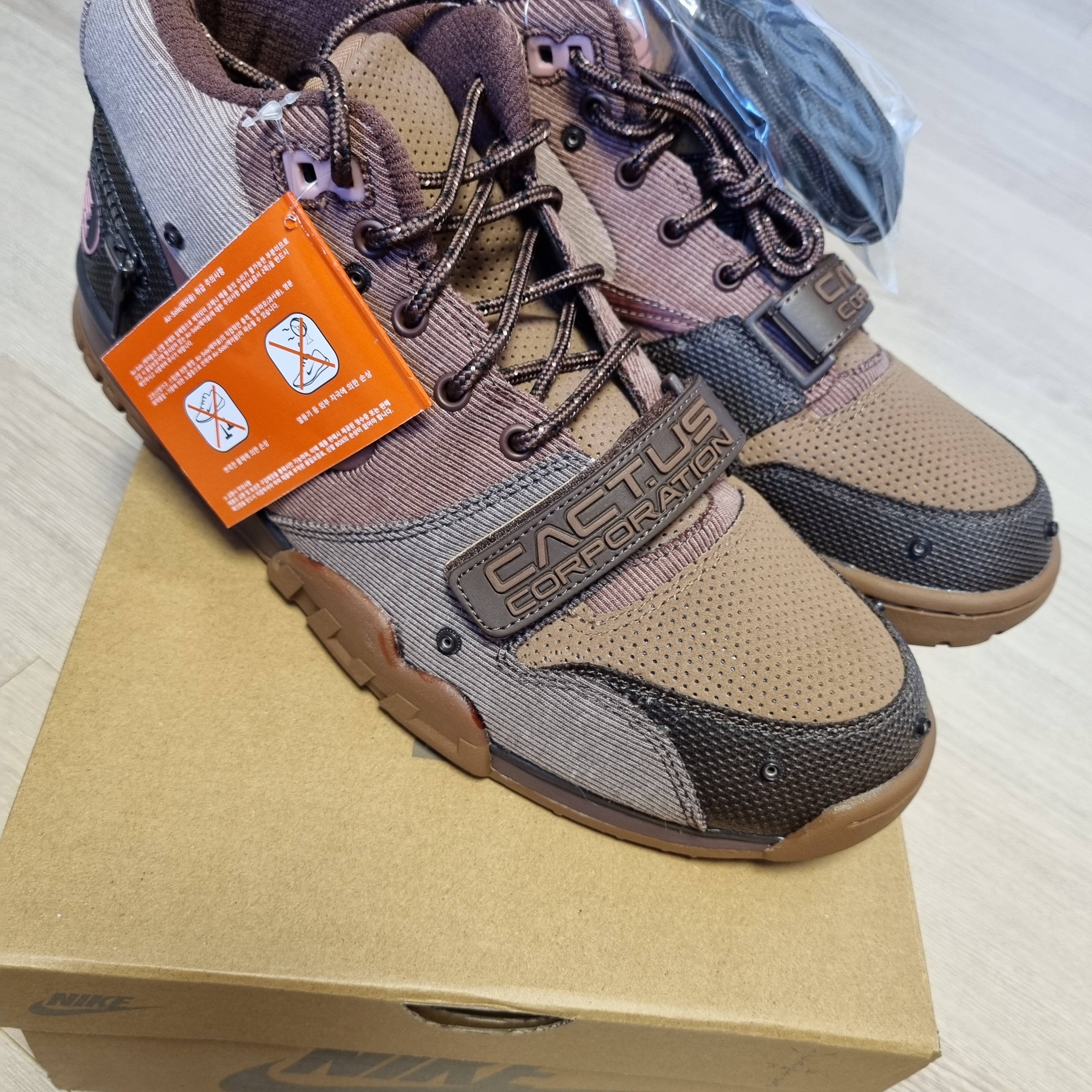 Nike x Travis Scott Air Trainer 1 Archaeo Brown and Rust Pink 착용 스타일
