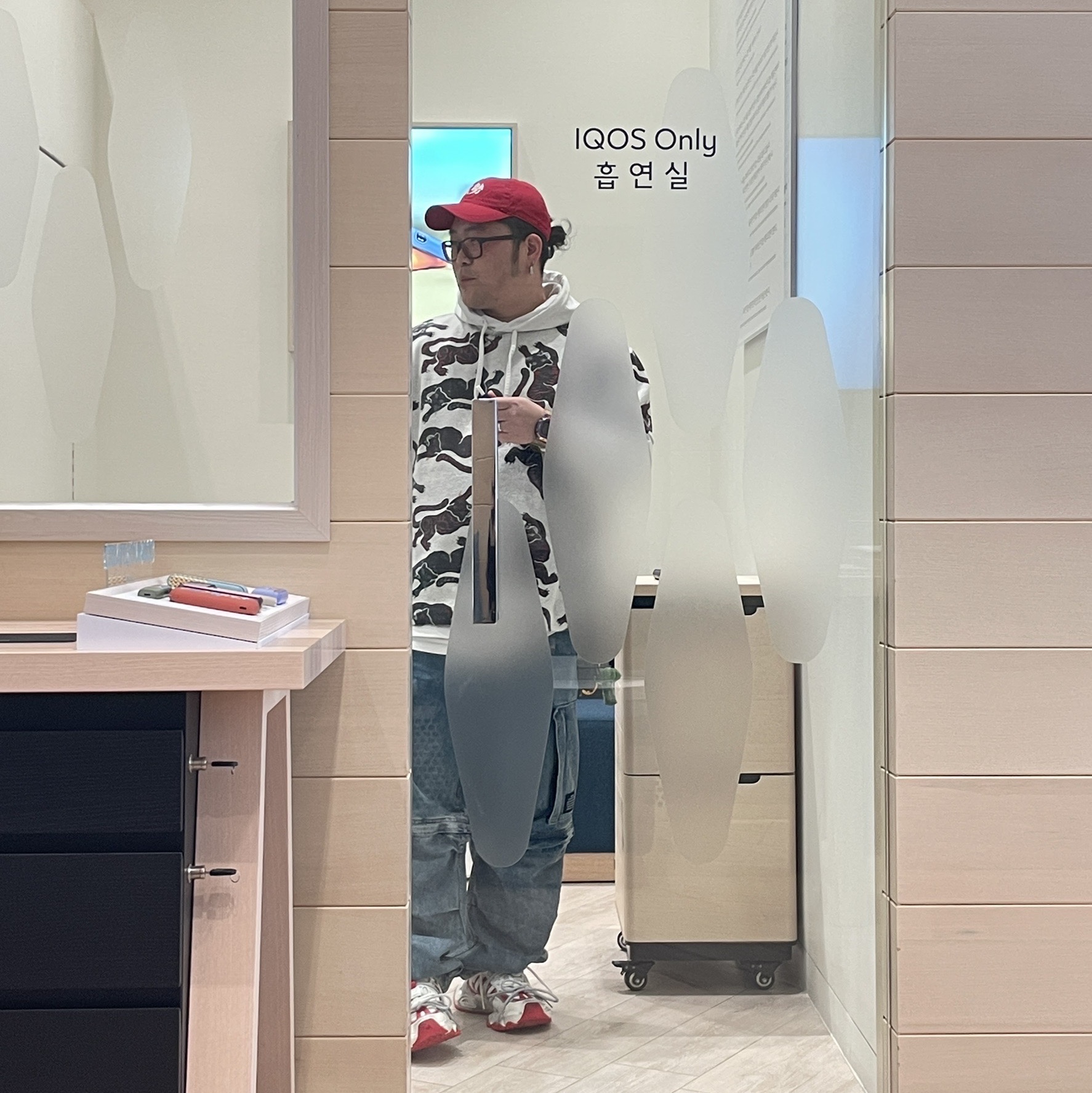 Adidas Vento XLG Deluxe Sneakers White Red, GU x Undercover Denim Convertible Wide Cargo Pants Blue 착용 스타일 - 1