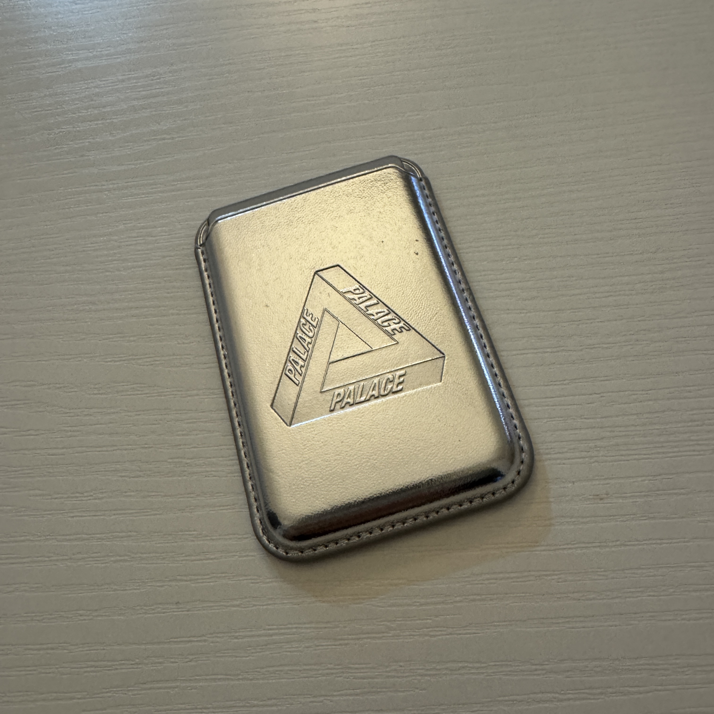 Palace Magsafe Wallet Silver - 25SS 착용 스타일