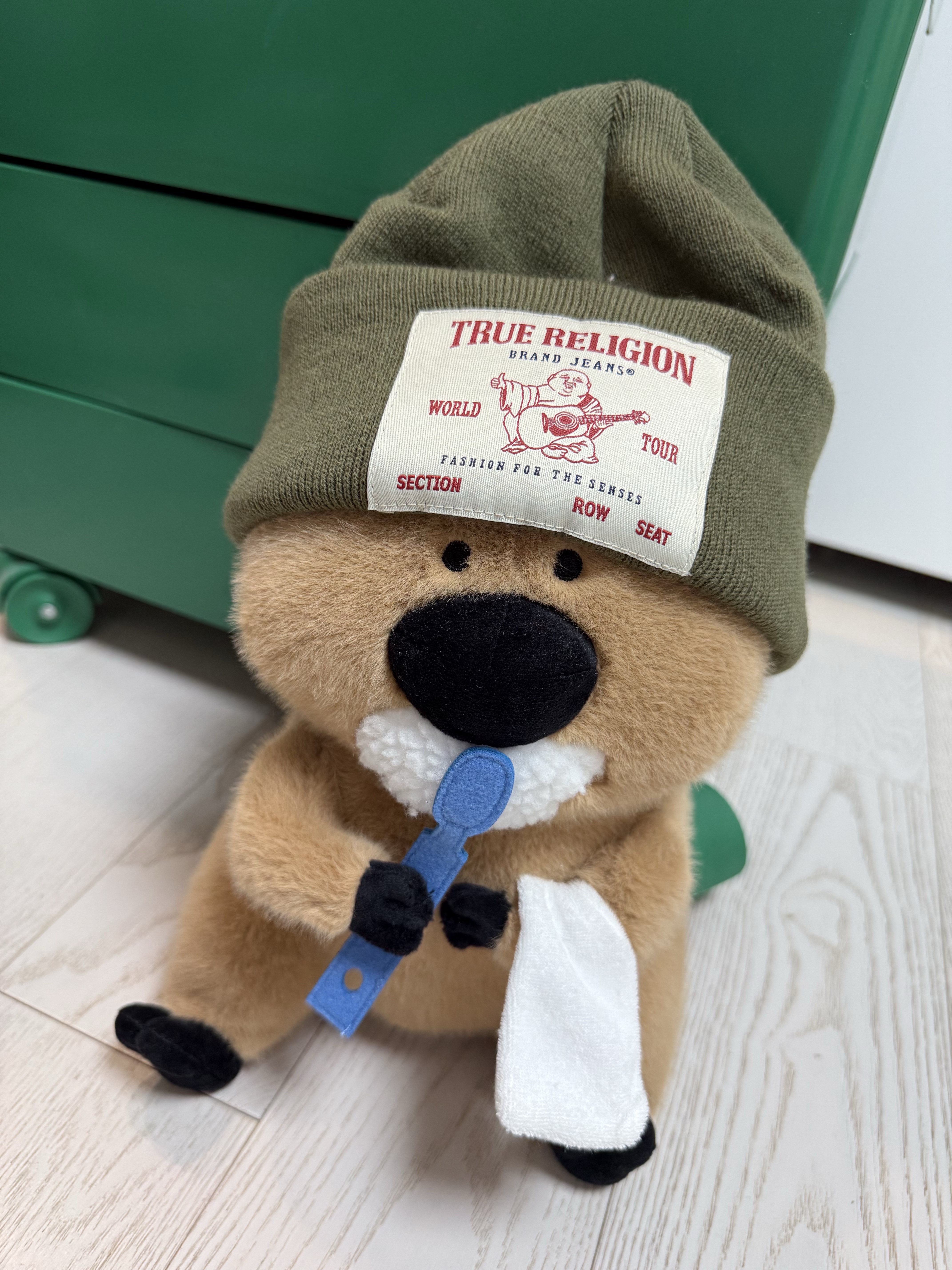 True Religion Go Home Beanie Khaki 착용 스타일