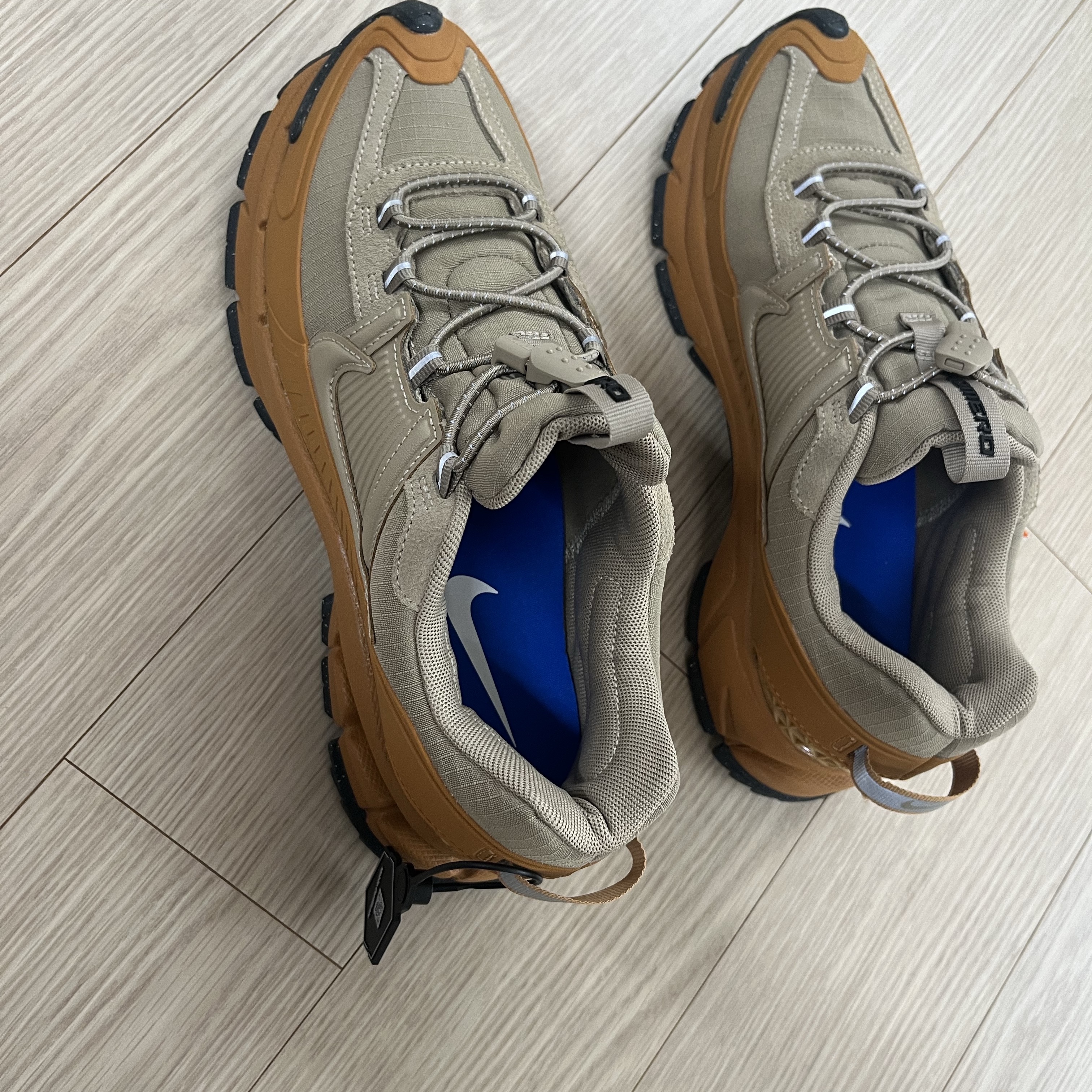 (W) Nike Zoom Vomero Roam Flax Anthracite 착용 스타일 - 2