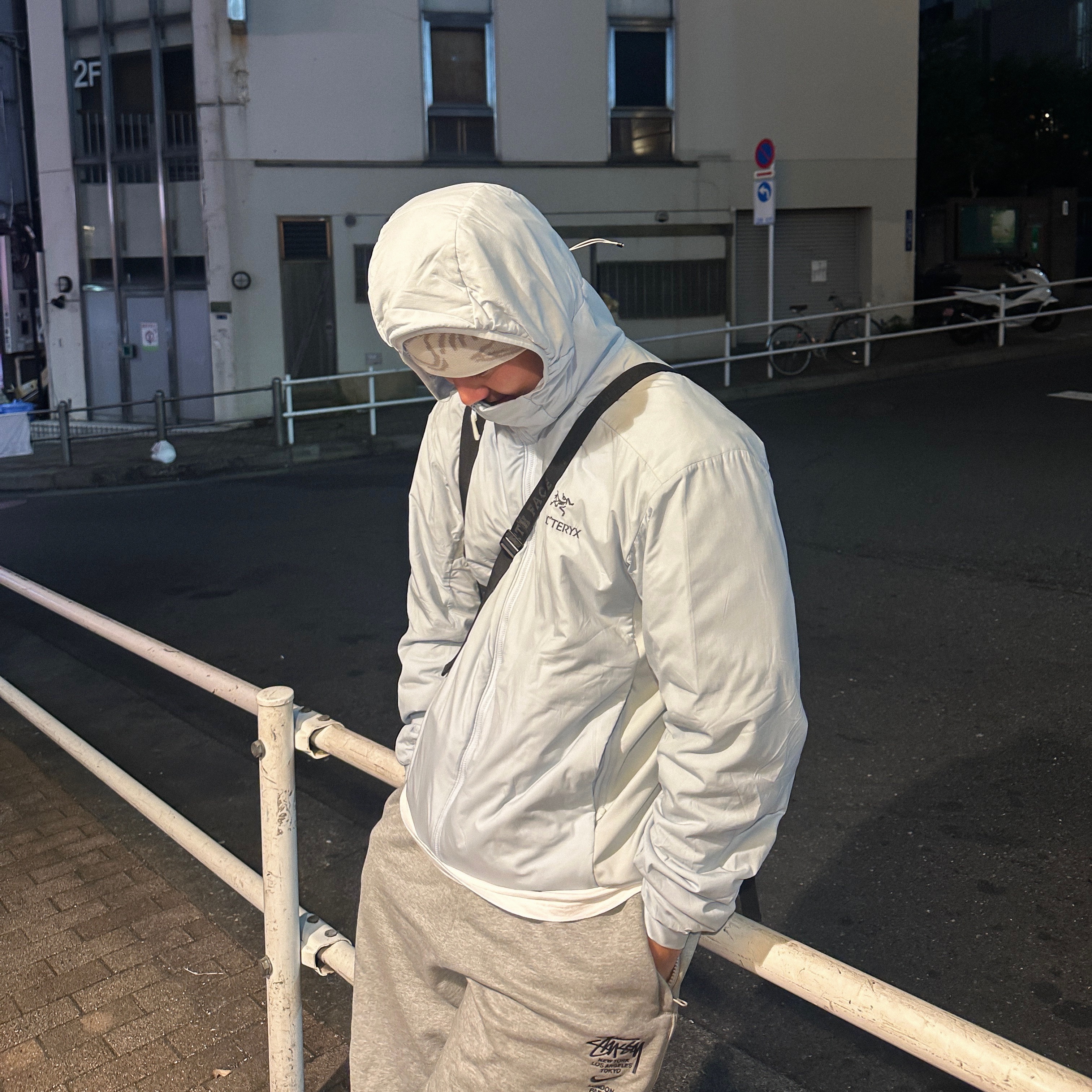 Arc'teryx Bird Head Toque Rune, Nike x Stussy NRG Fleece Pants Dark Grey Heather (DO9340-063) 착용 스타일