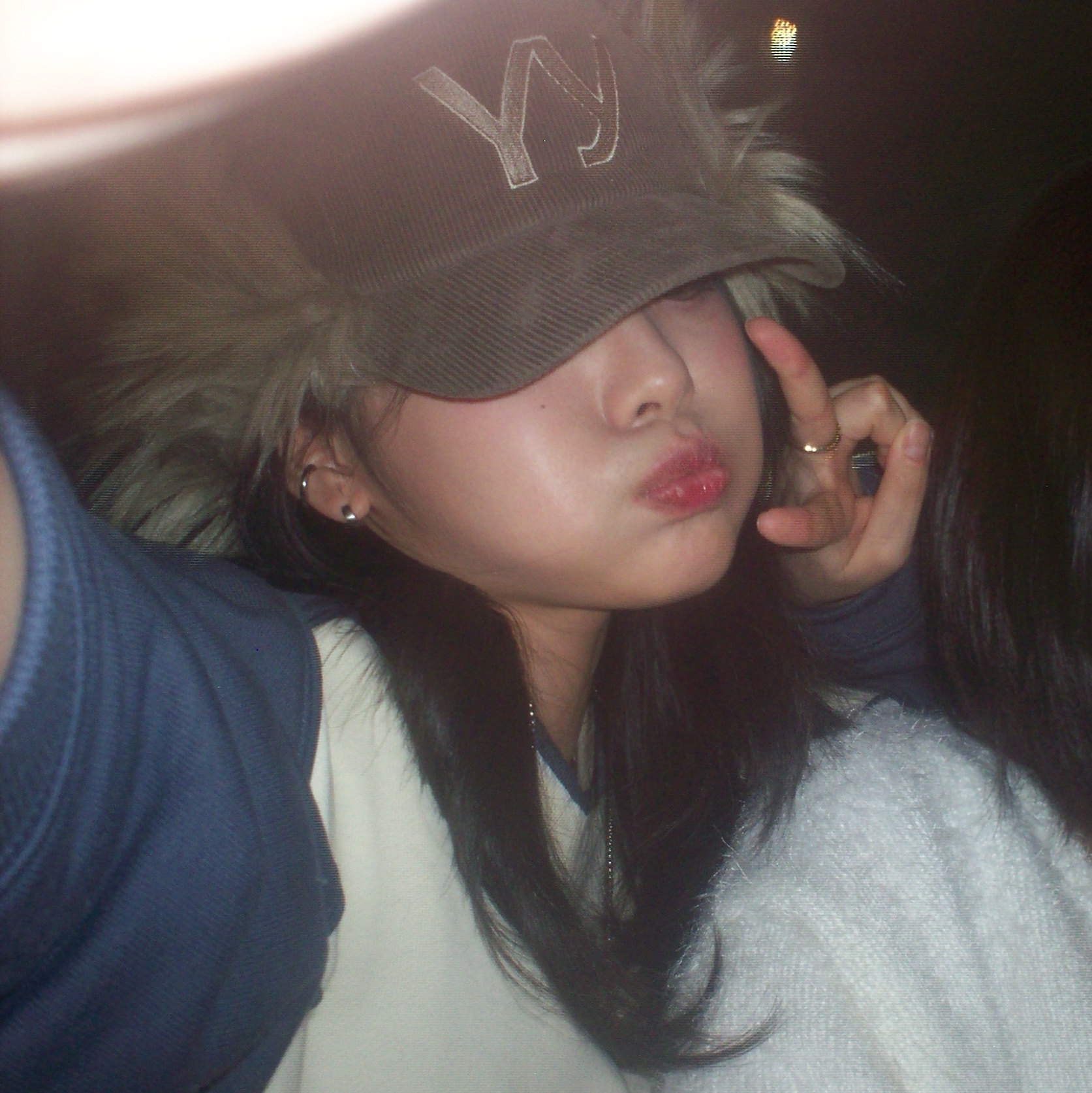 Open Yy Faux Fur Corduroy Earflap Cap Khaki, Palace Star Script Crew Soft White - 24SS 착용 스타일 - 3