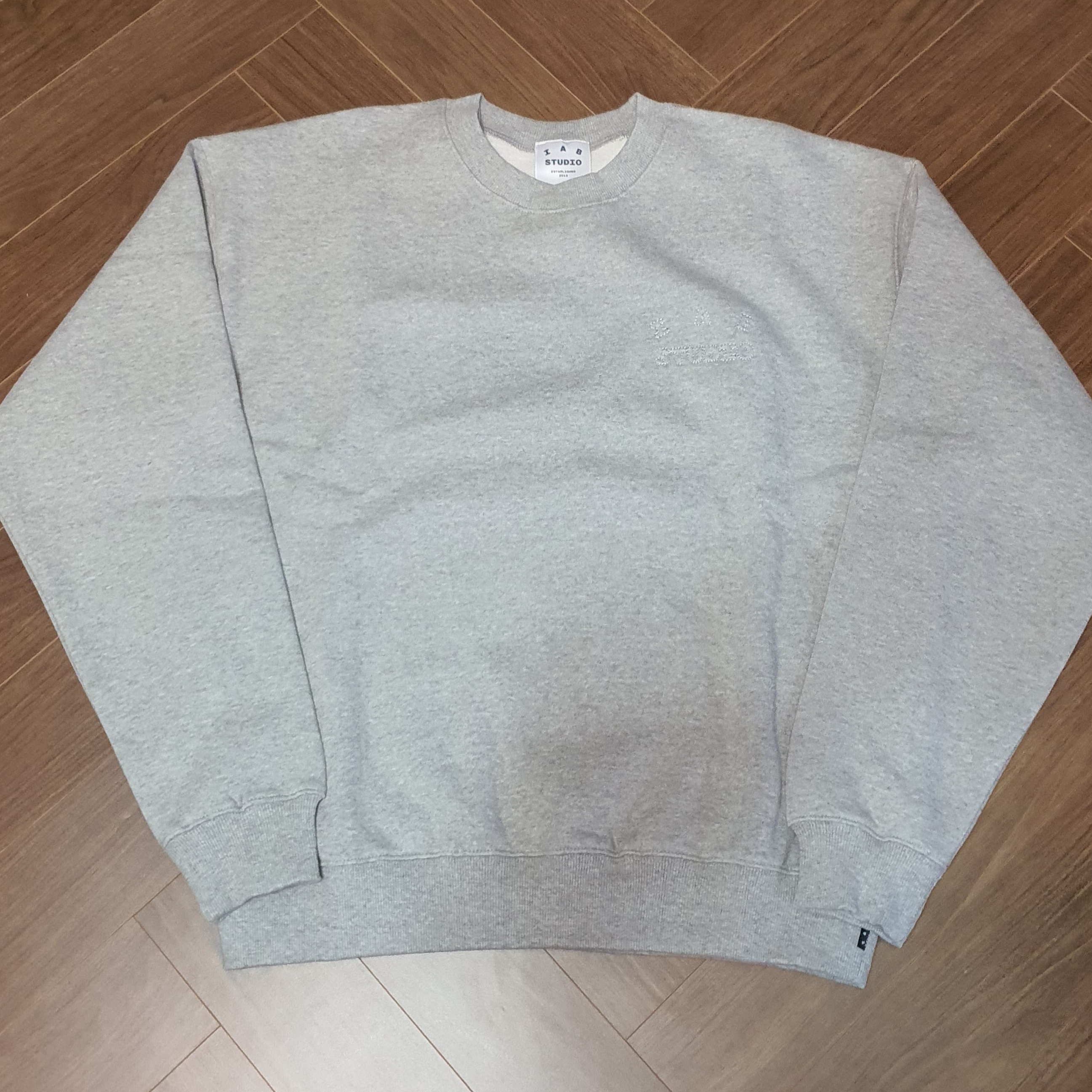 IAB Studio Embossed Sweatshirt Gray 착용 스타일 - 2