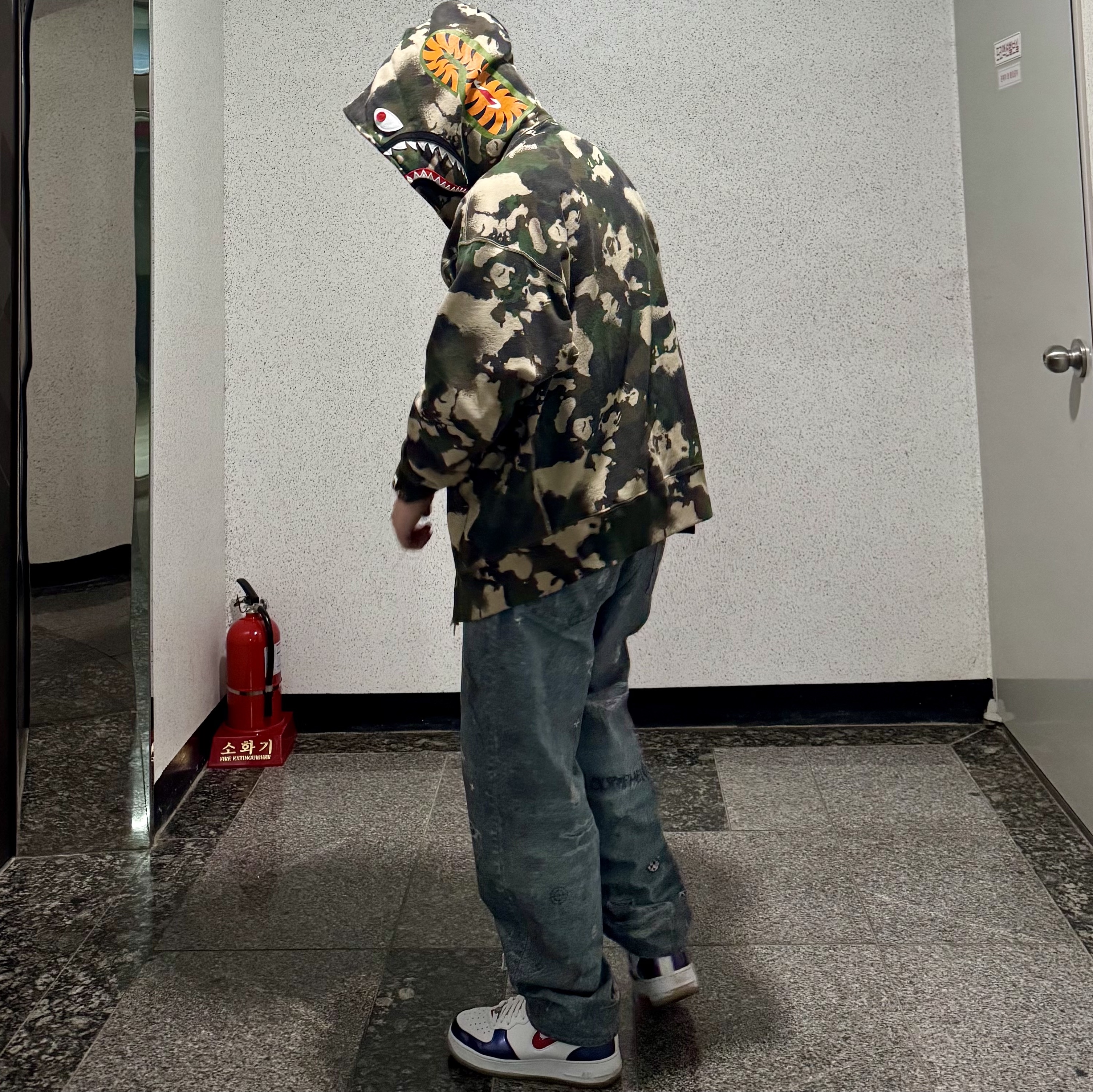 BAPE Map Camo Shark Relaxed Fit Full Zip Hoodie Green, Supreme HJR Trompe L'oeil Loose Fit Jean Blue - 24FW 착용 스타일