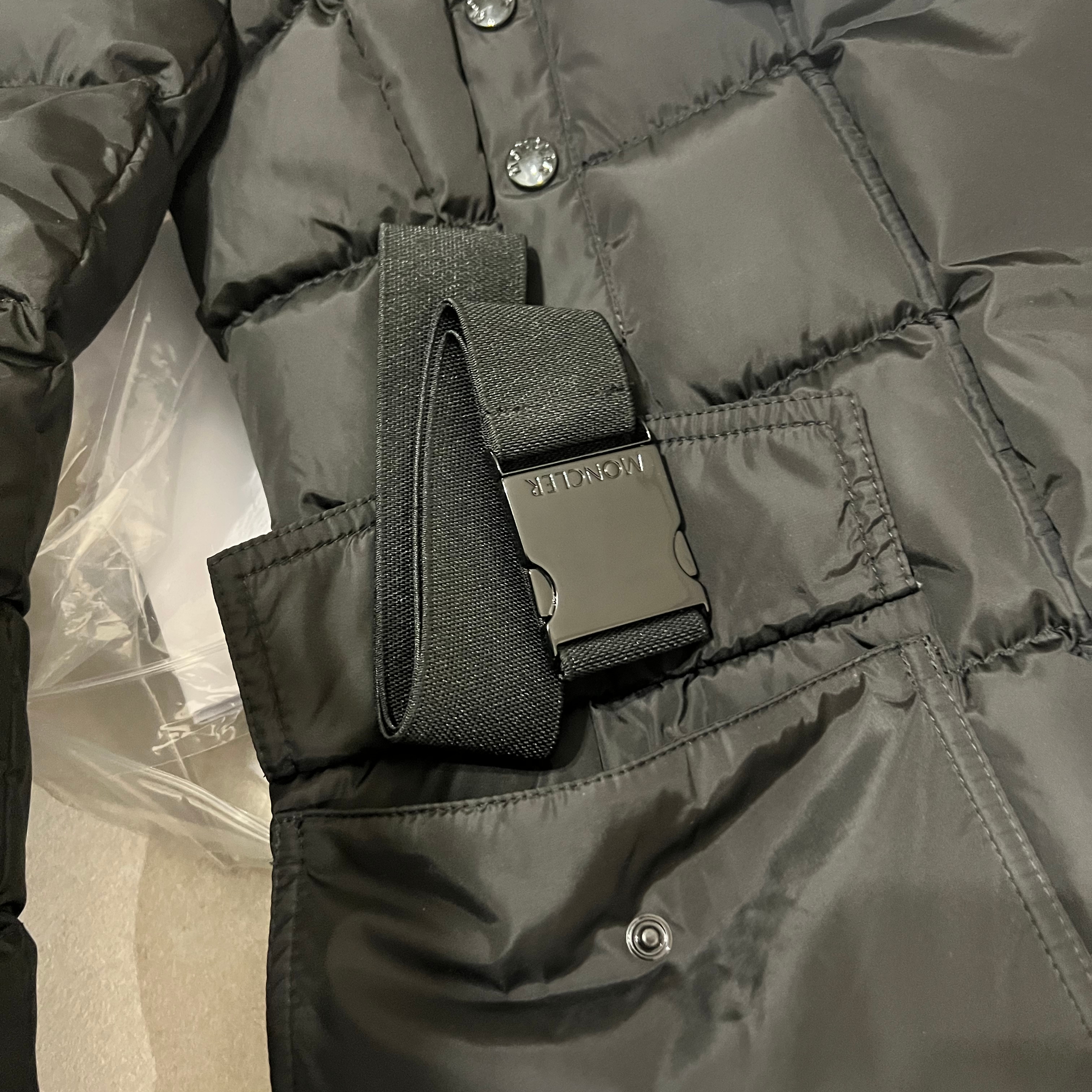 (W) Moncler Khloe Long Down Jacket Black - 23FW 착용 스타일 - 2