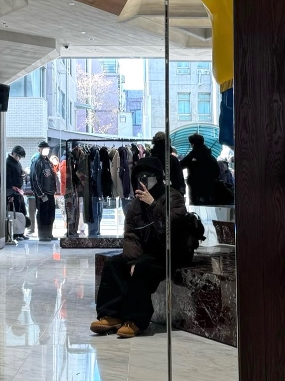 팔라스 서울 2 서울 6-패널 캡 블랙 - 25SS, 무신사 스탠다드 시티 레저 후드 라이트 다운 자켓 블랙 착용 스타일 - 7