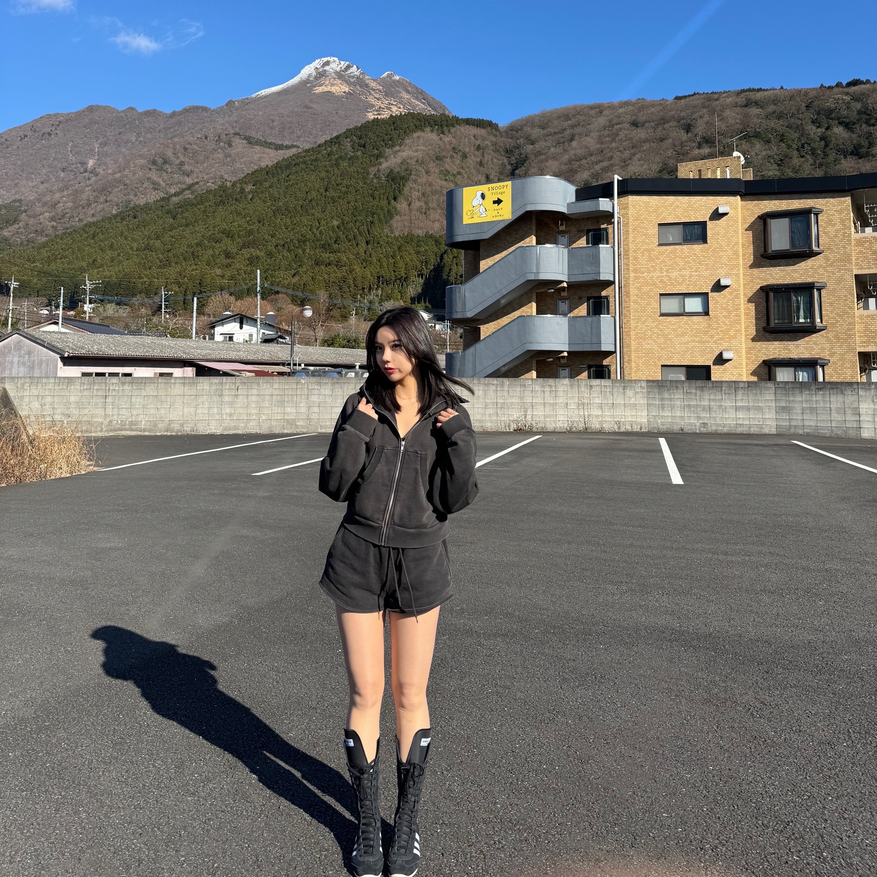 (W) Adidas Japan VH Core Black Cloud White, Entire Studios Women Cropped Full Zip Washed Black - 24FW 착용 스타일 - 1