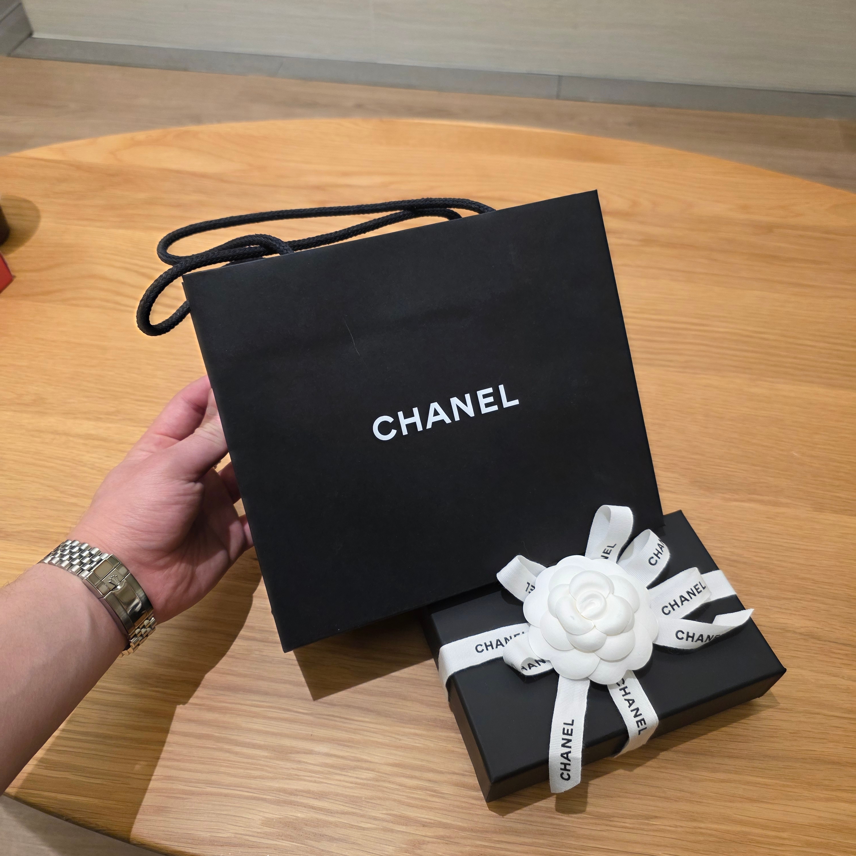 Chanel Classic Card Holder Grained Calfskin & Silver Black 착용 스타일