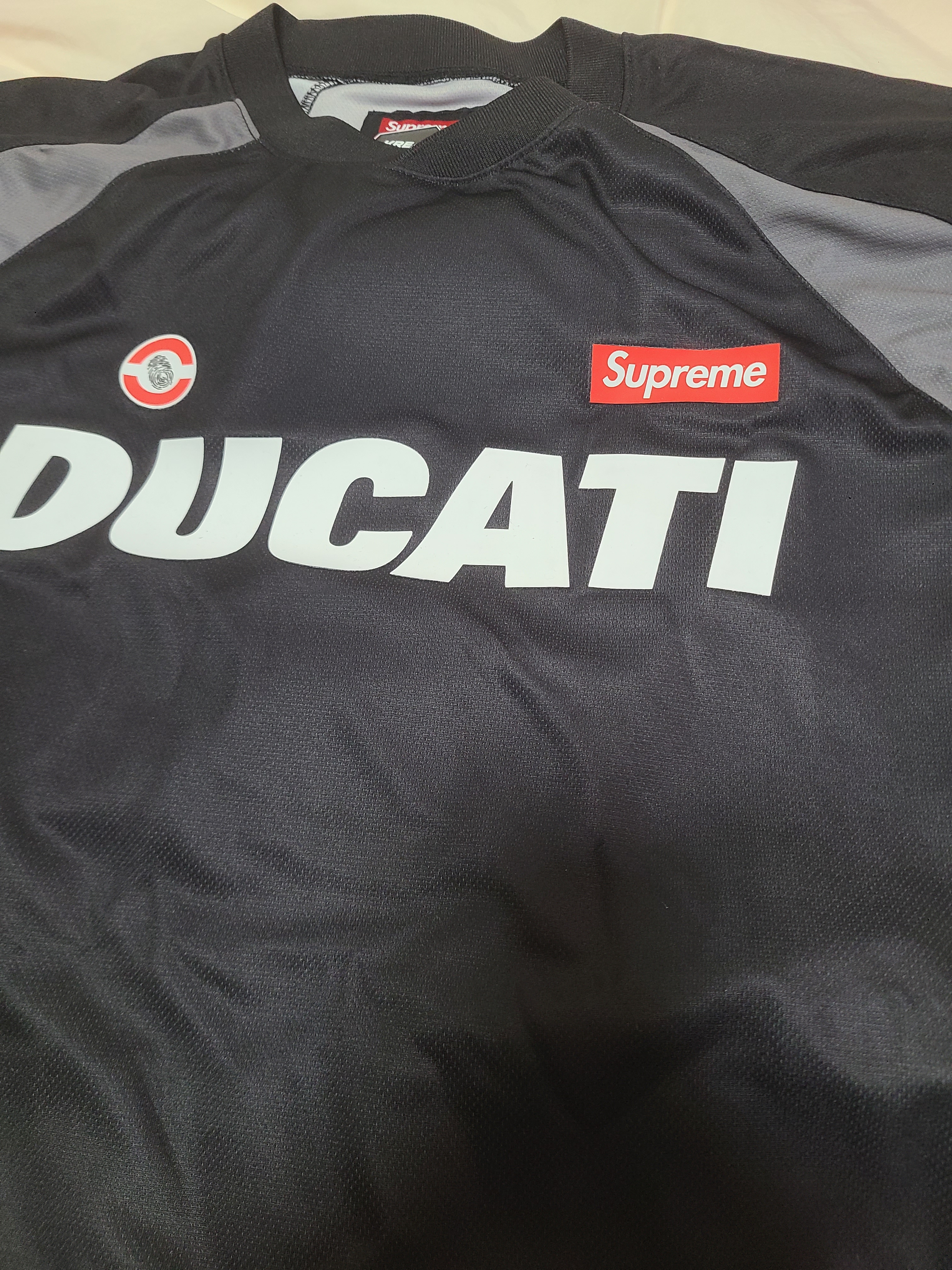 Supreme x Ducati Soccer Jersey Black - 24SS, GOGORR Chest Logo Pajama Long Set Black 착용 스타일 - 2