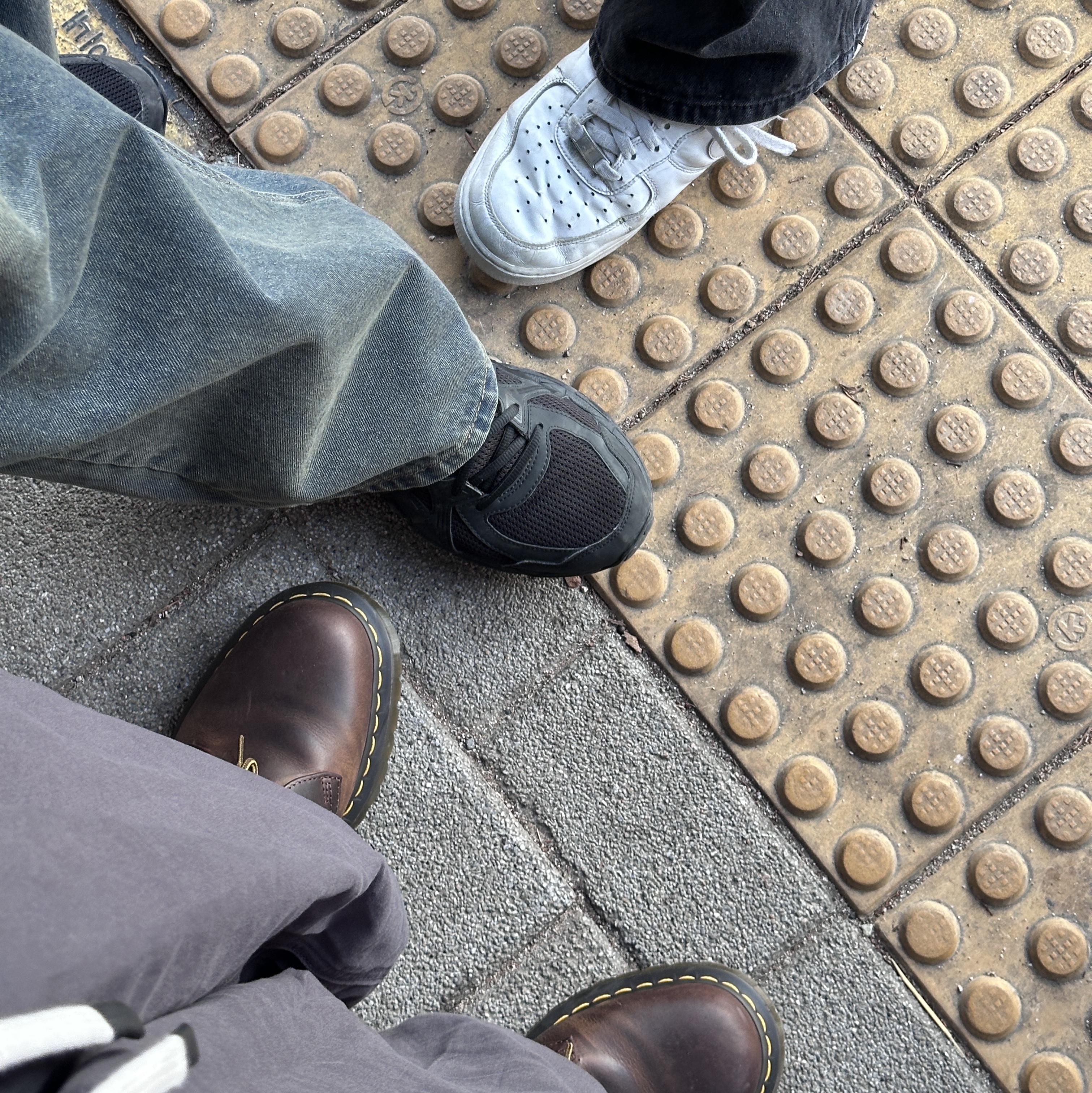 Dr. Martens 1461 Bex Crazy Horse Dark Brown, Asics Jog 100 2 Black 착용 스타일 - 1