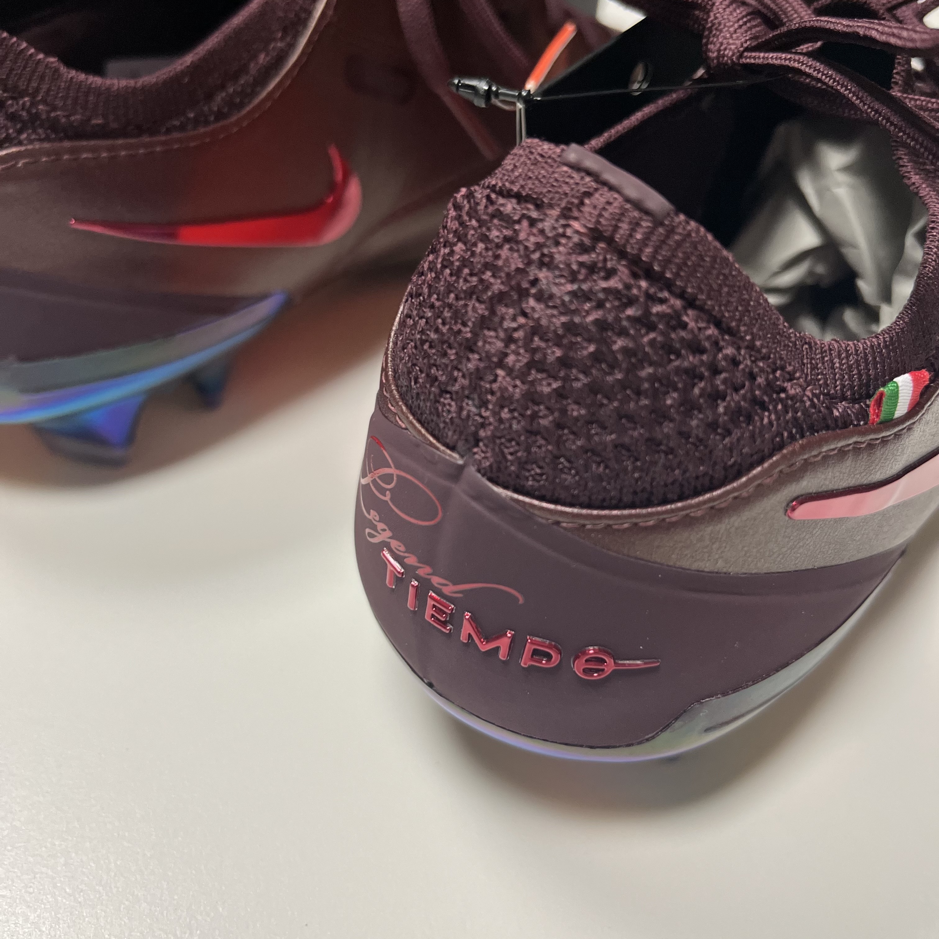 Nike Tiempo Legend 10 Elite LUXE FG Port Wine Bright Crimson 착용 스타일 - 3