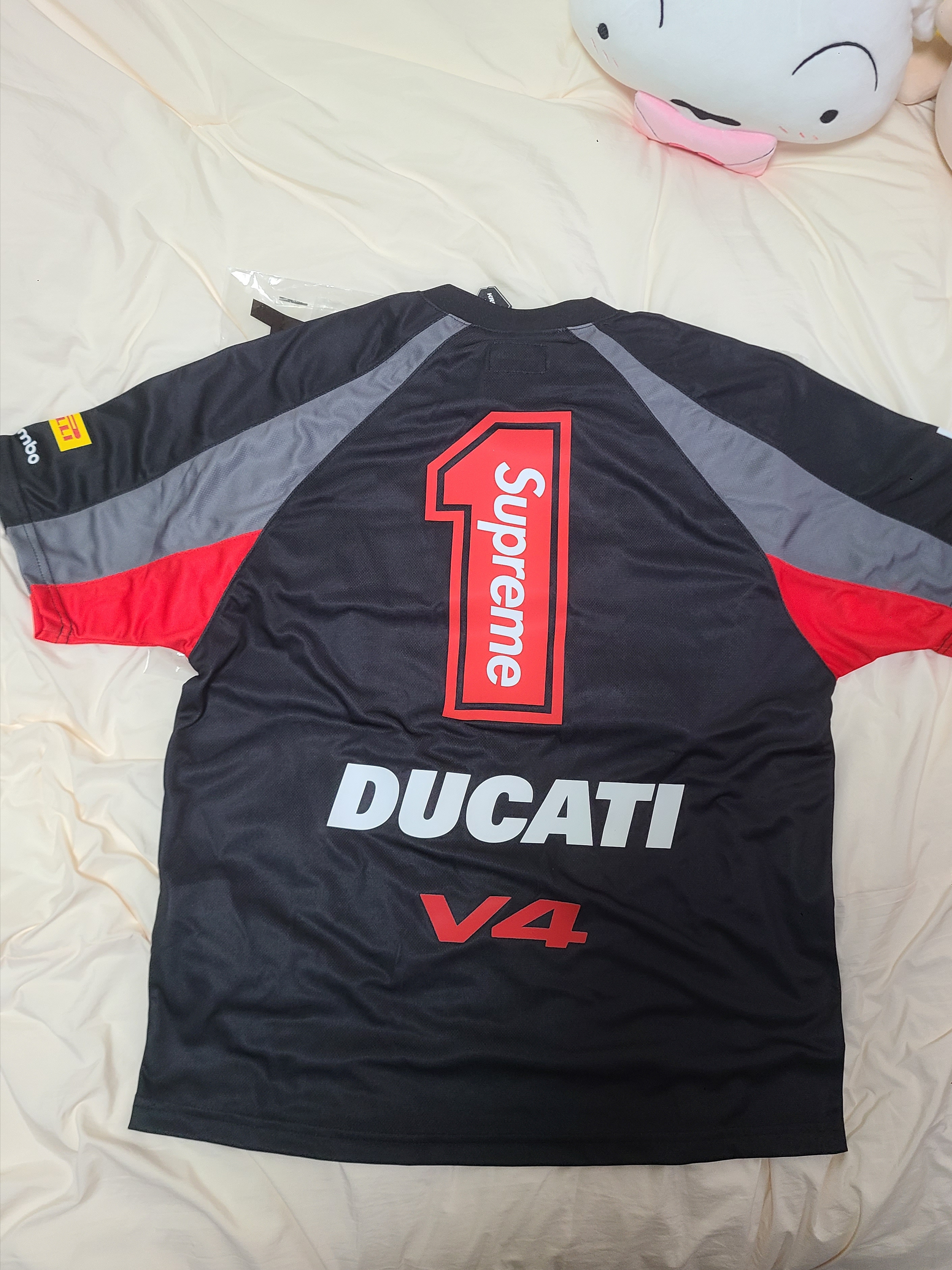 Supreme x Ducati Soccer Jersey Black - 24SS, GOGORR Chest Logo Pajama Long Set Black 착용 스타일 - 3