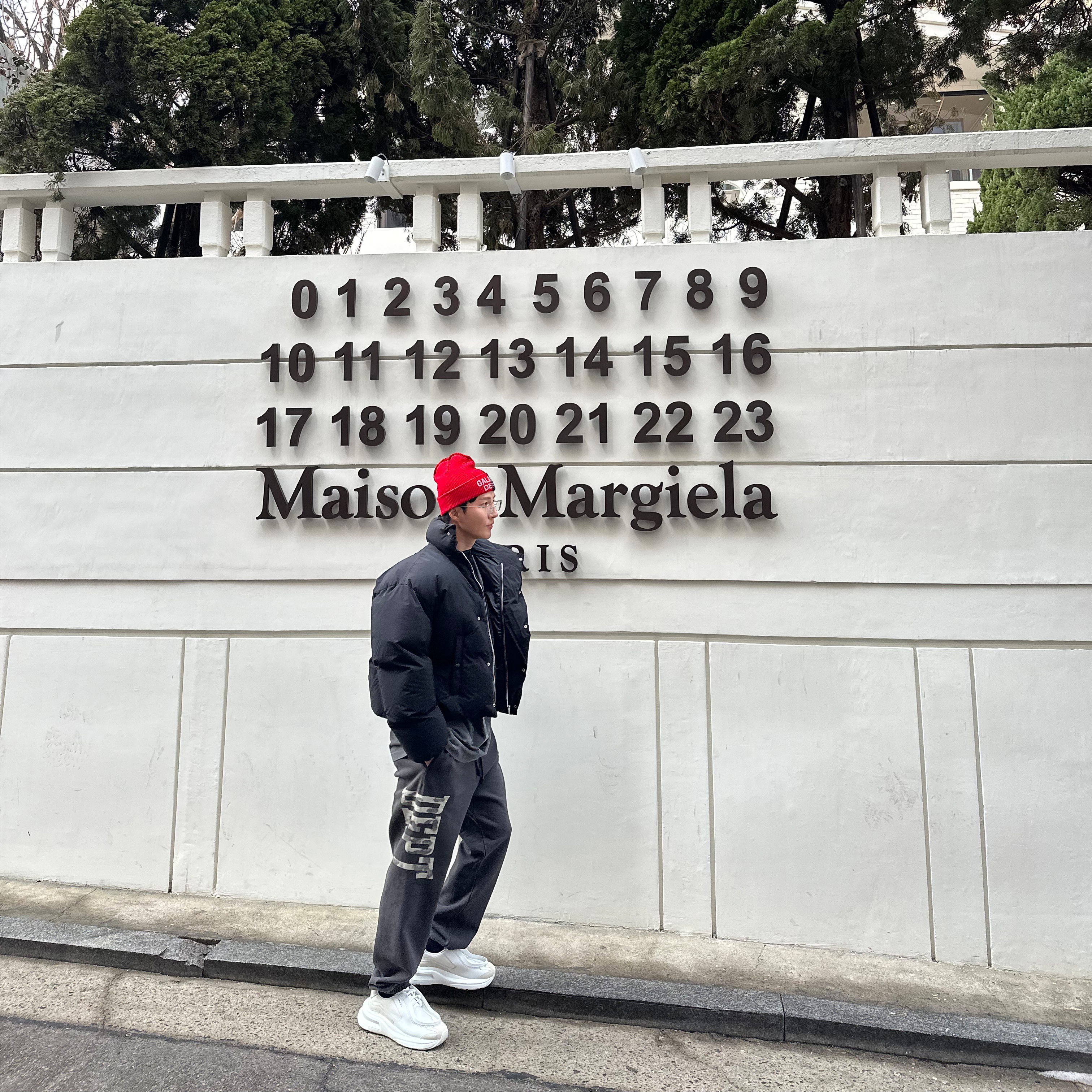 Gallery Dept. Topanga Beanie Red Black, Prada Brushed Leather Sneakers with Bike Fabric and Suede Elements White 착용 스타일 - 2