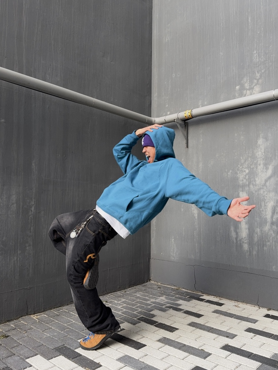 Palace x Oakley Hood Petrol - 24FW 착용 스타일 - 1