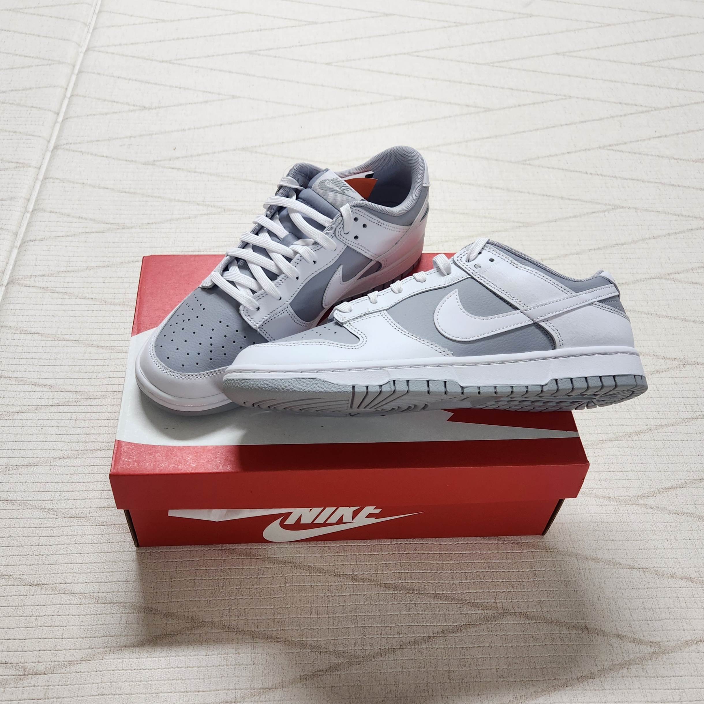 Nike Dunk Low Retro White Neutral Grey 착용 스타일 - 2