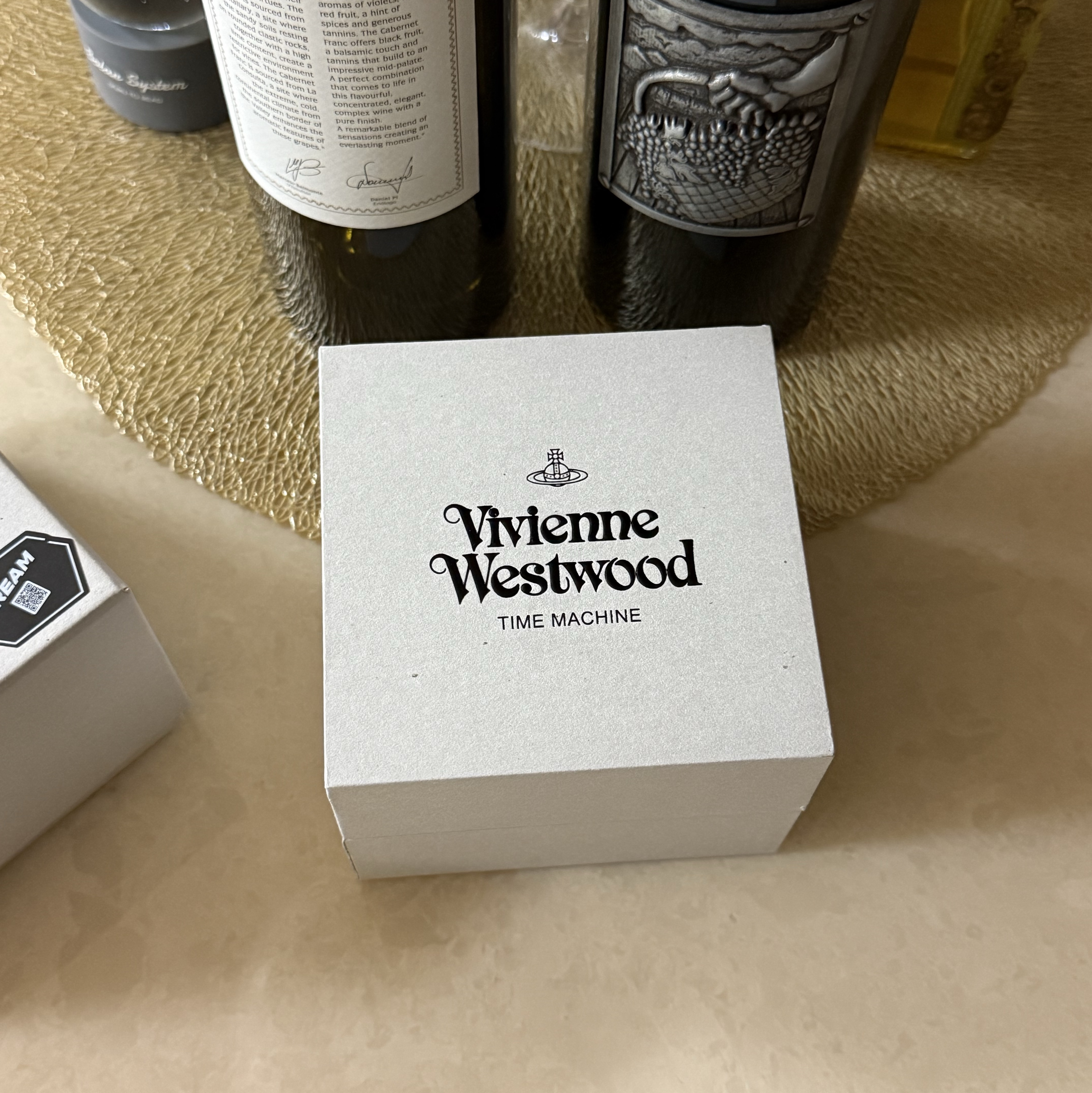 Vivienne Westwood Rococo VV005CMBK 착용 스타일 - 2