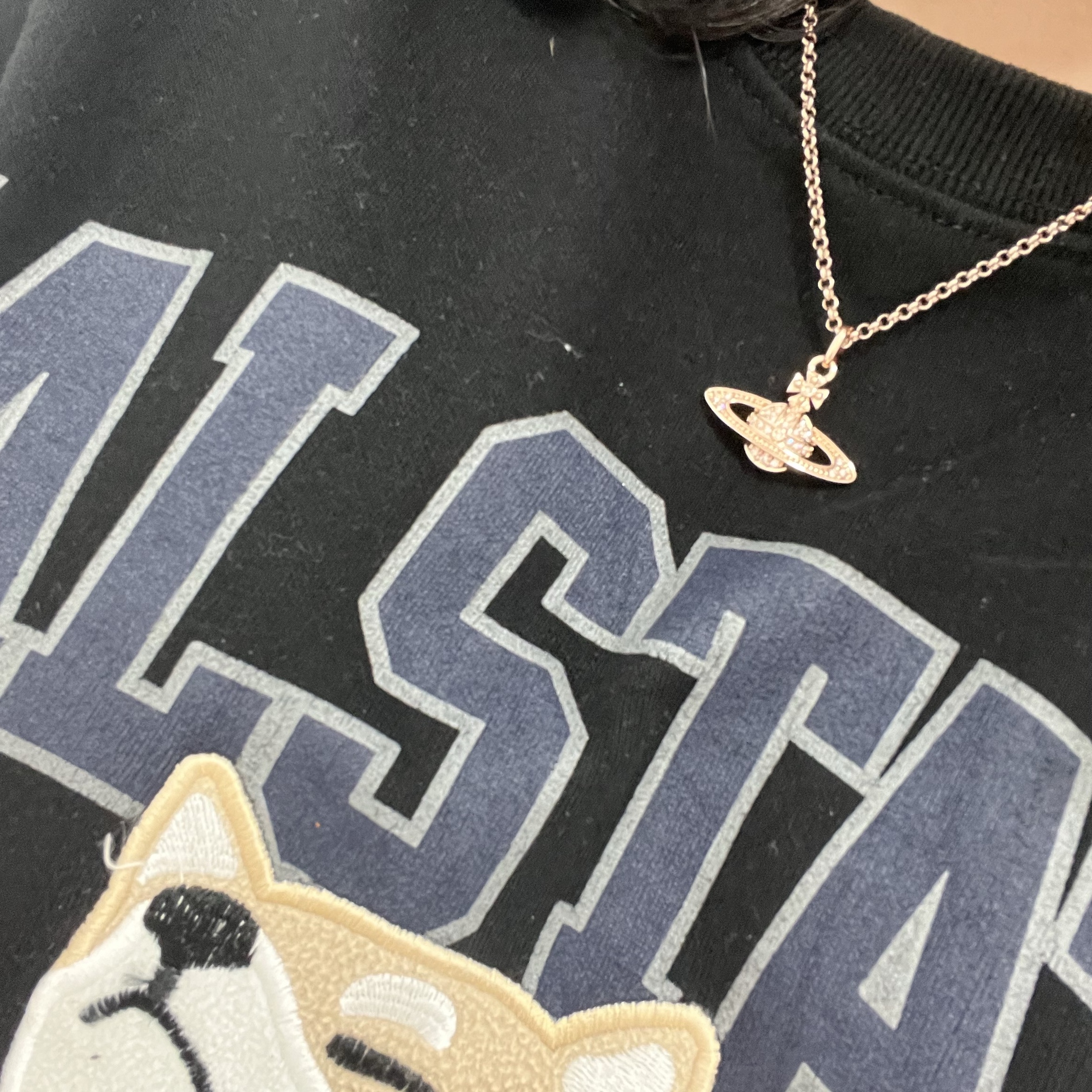 Vivienne Westwood Mini Bas Relief Pendant Pink Gold 착용 스타일