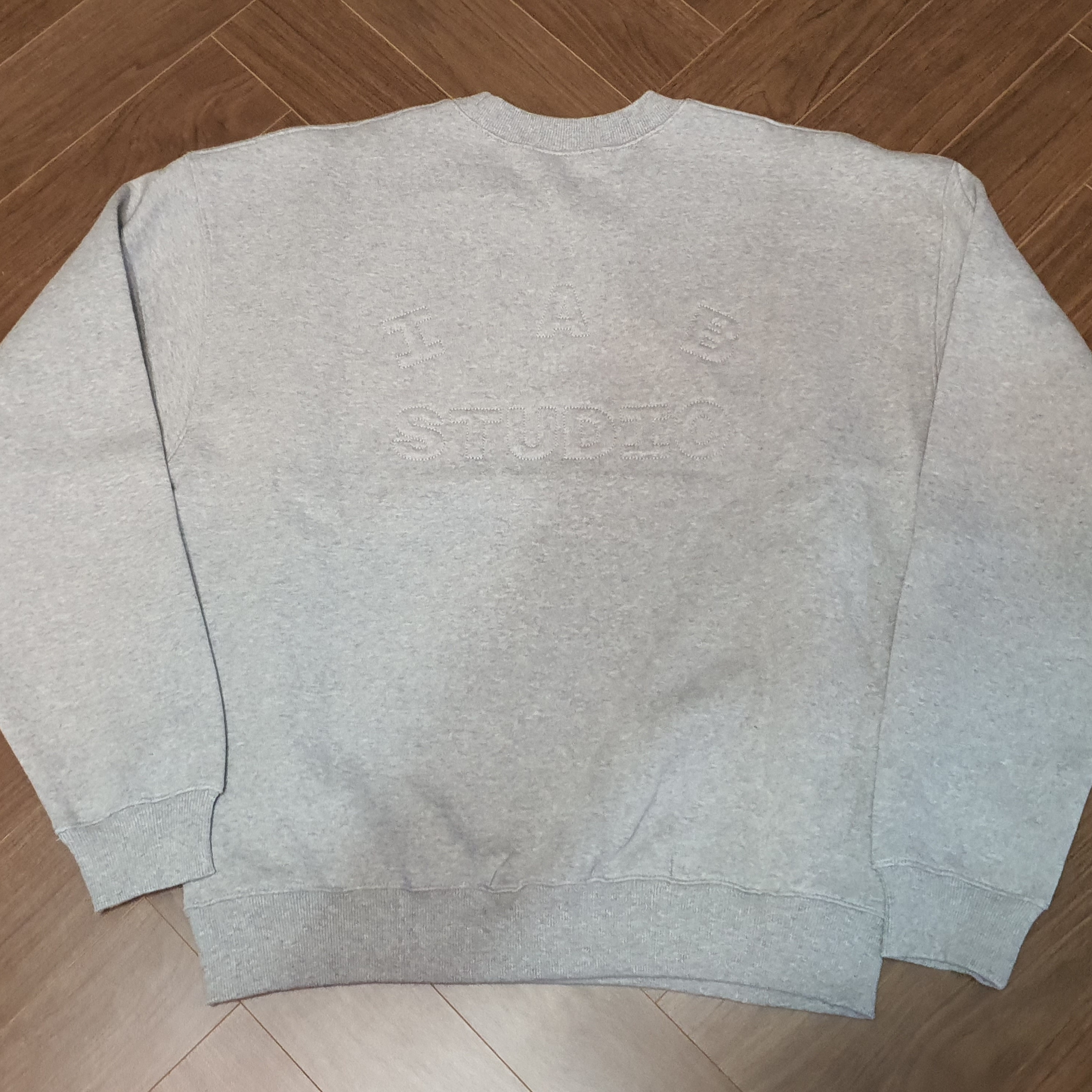 IAB Studio Embossed Sweatshirt Gray 착용 스타일 - 1
