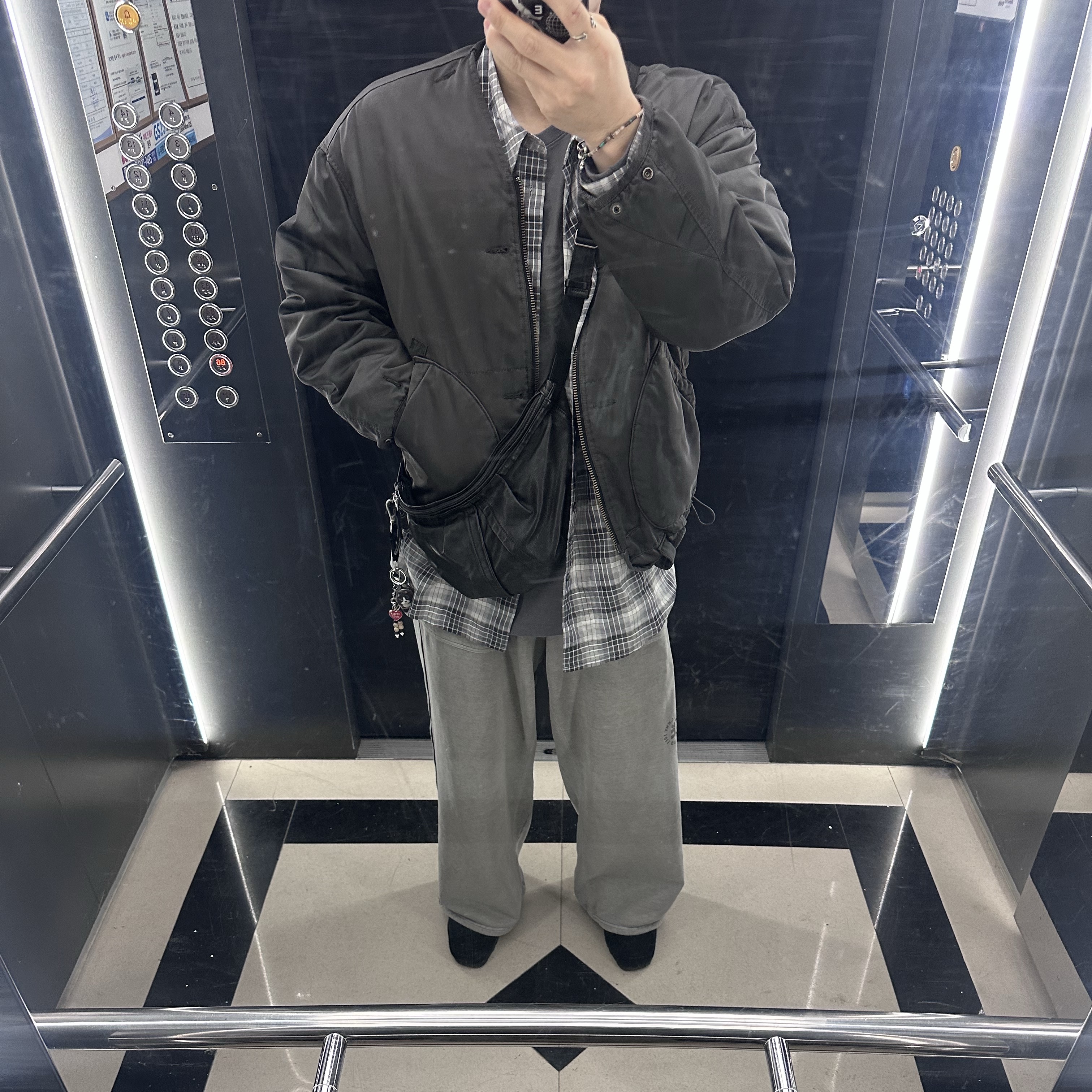 Polyteru Calf Bag Black Lambskin, Polyteru 1011 Fatigue Sweatpants 1.2v Dirty Gray 착용 스타일