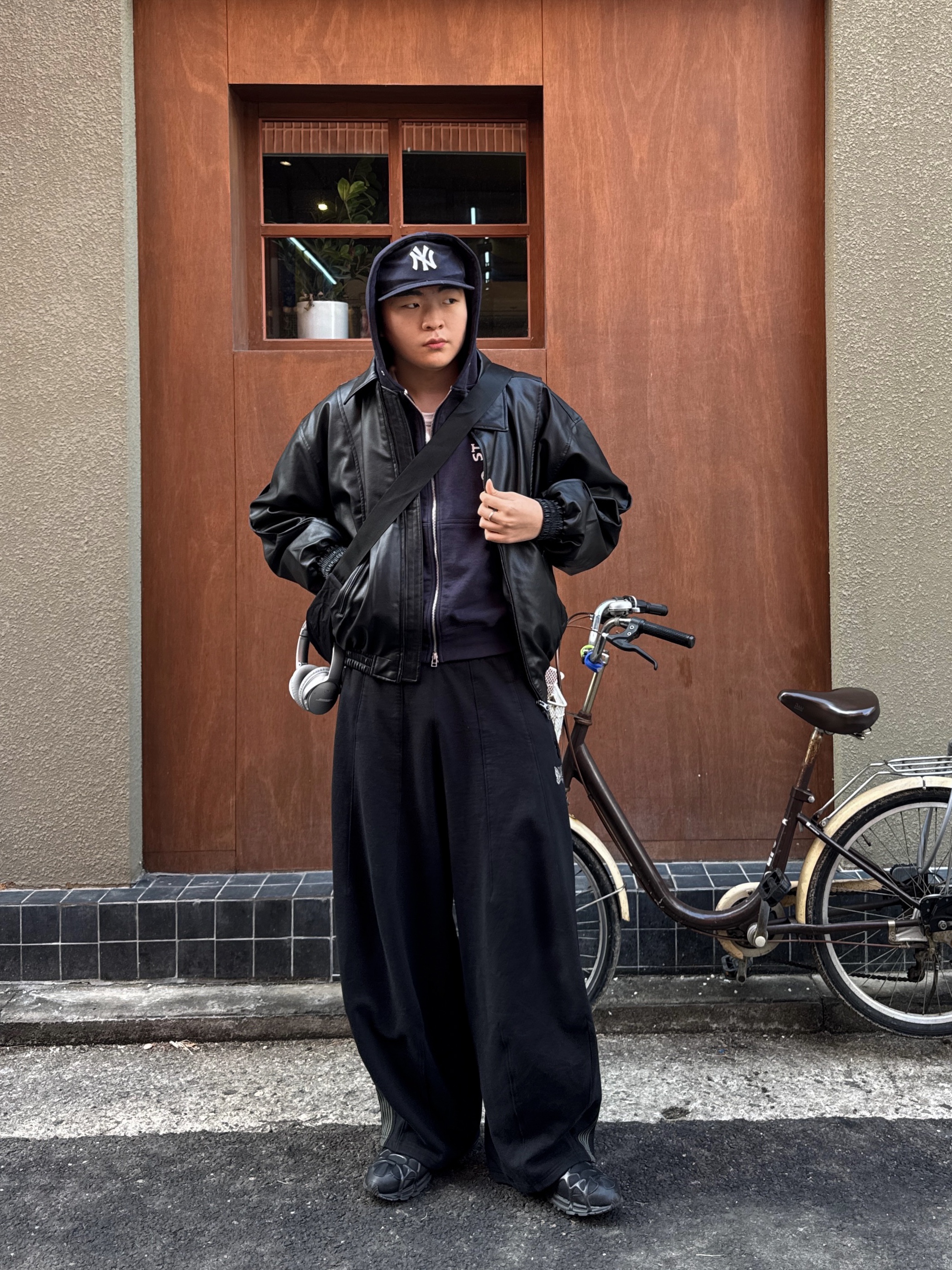 Nike Air Kukini Triple Black, Needles x LHP H.D. Track Pants Black 착용 스타일 - 8