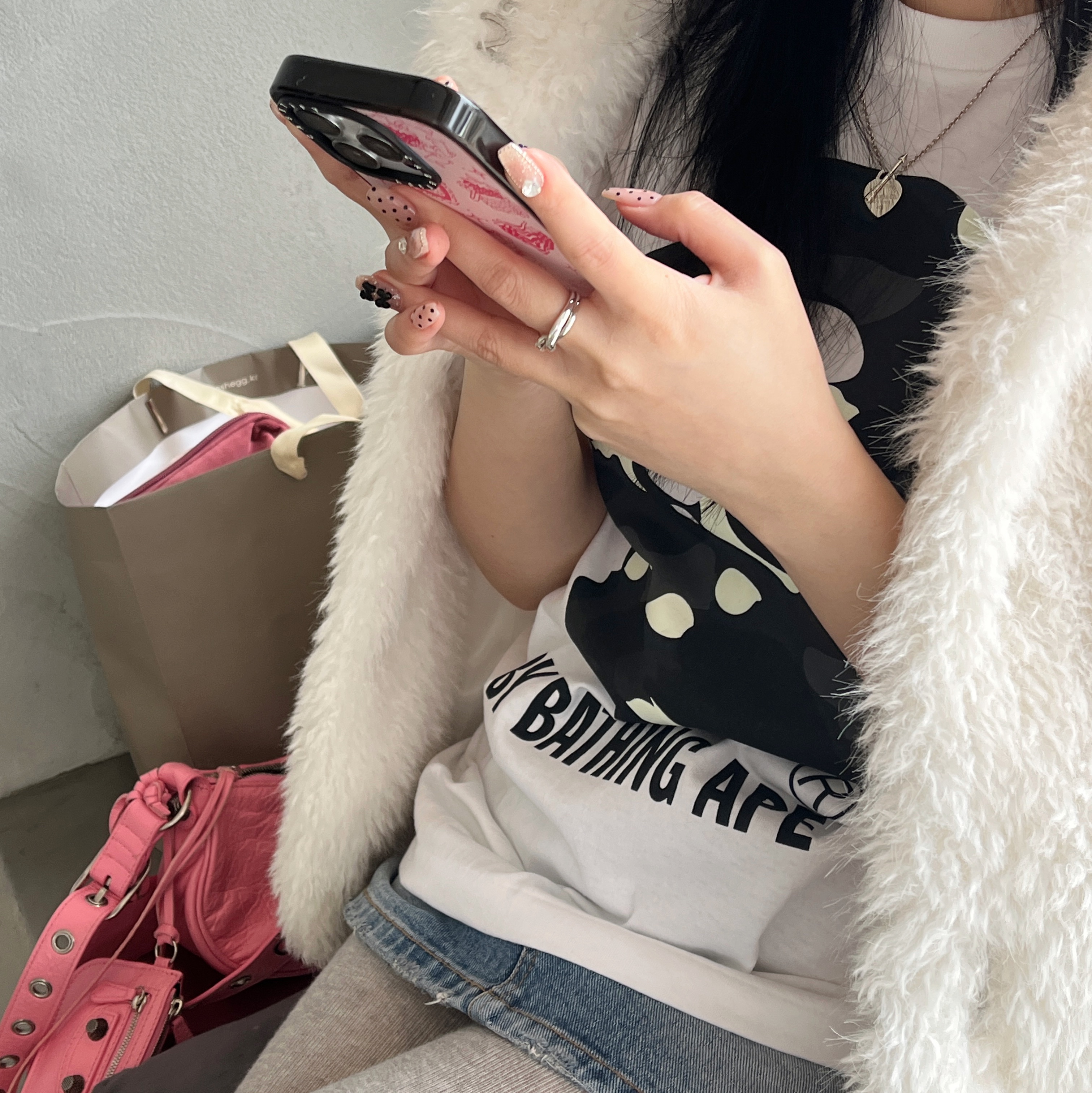 베이프 시티 카모 바이 베이싱 에이프 티셔츠 화이트 블랙, 발렌시아가 아레나 램스킨 르 카골 XS 숄더백 핑크 착용 스타일