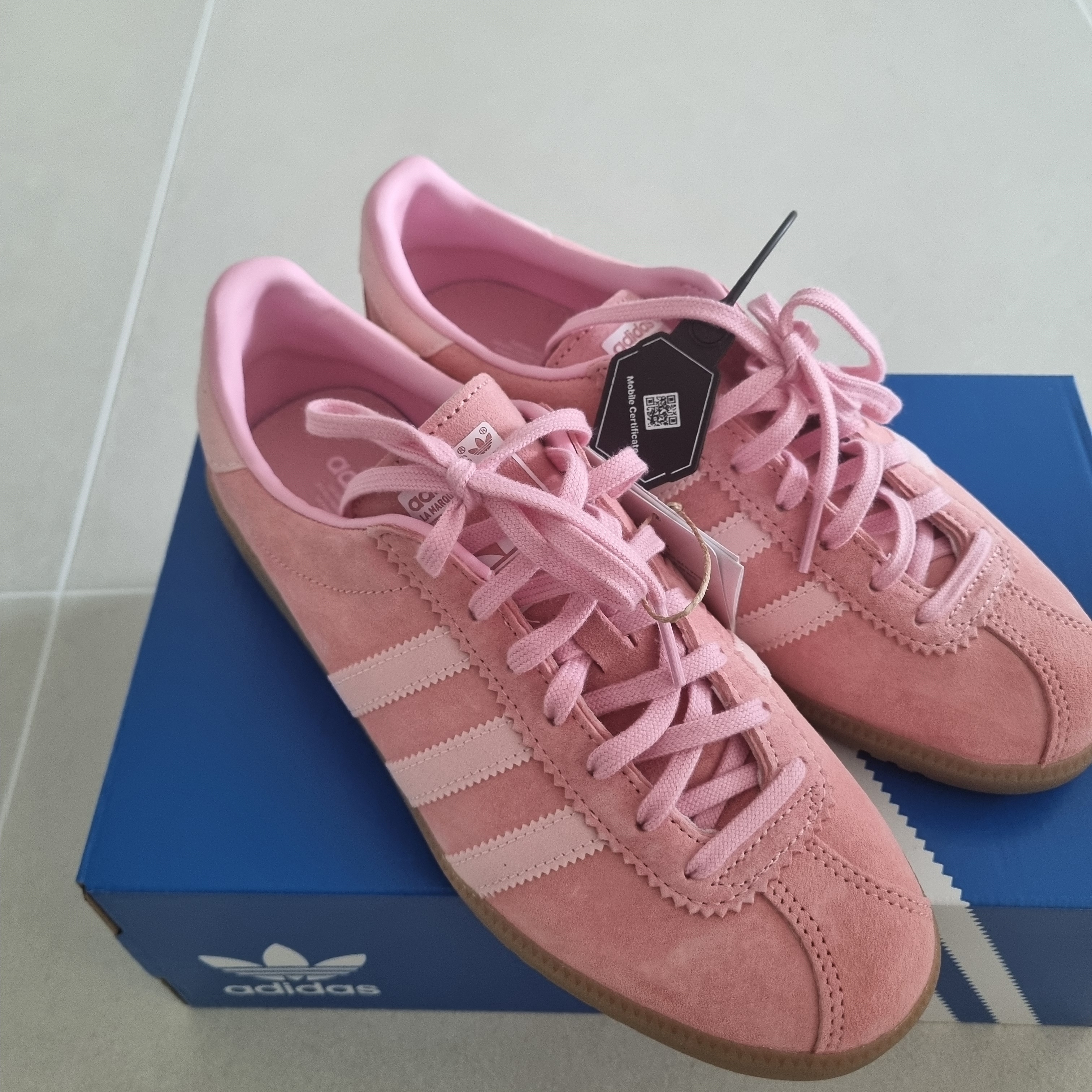 Adidas Bermuda Glow Pink 착용 스타일 - 1