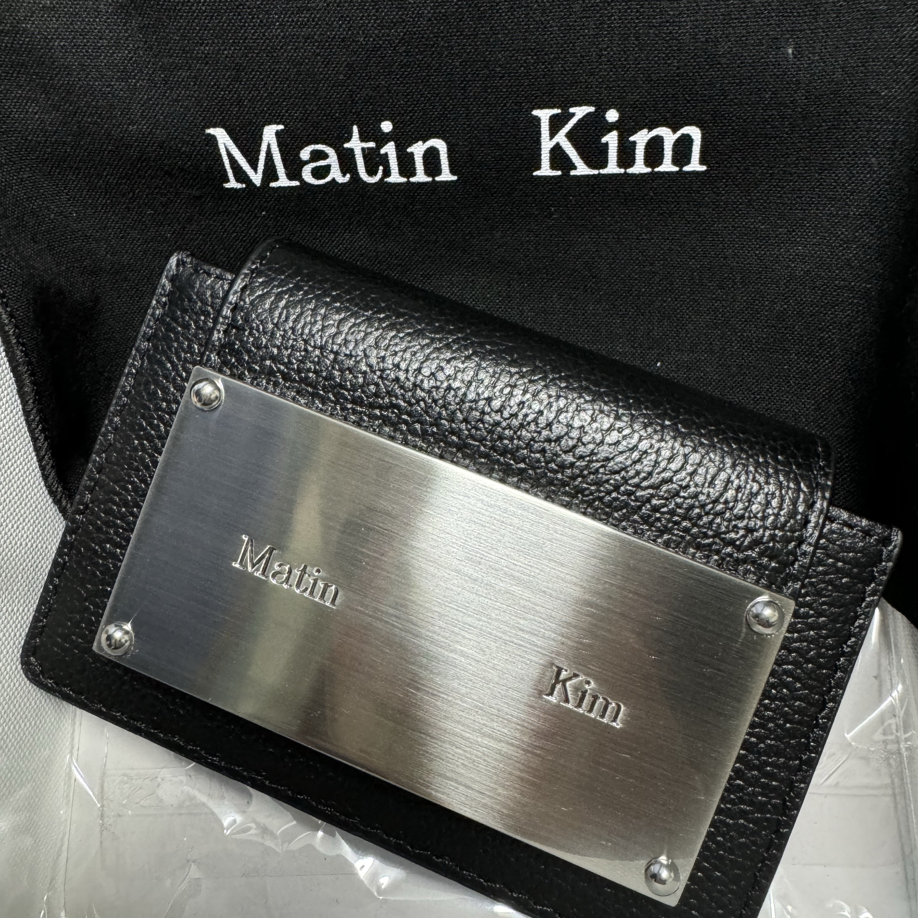 Matin Kim Accordion Wallet Black 착용 스타일