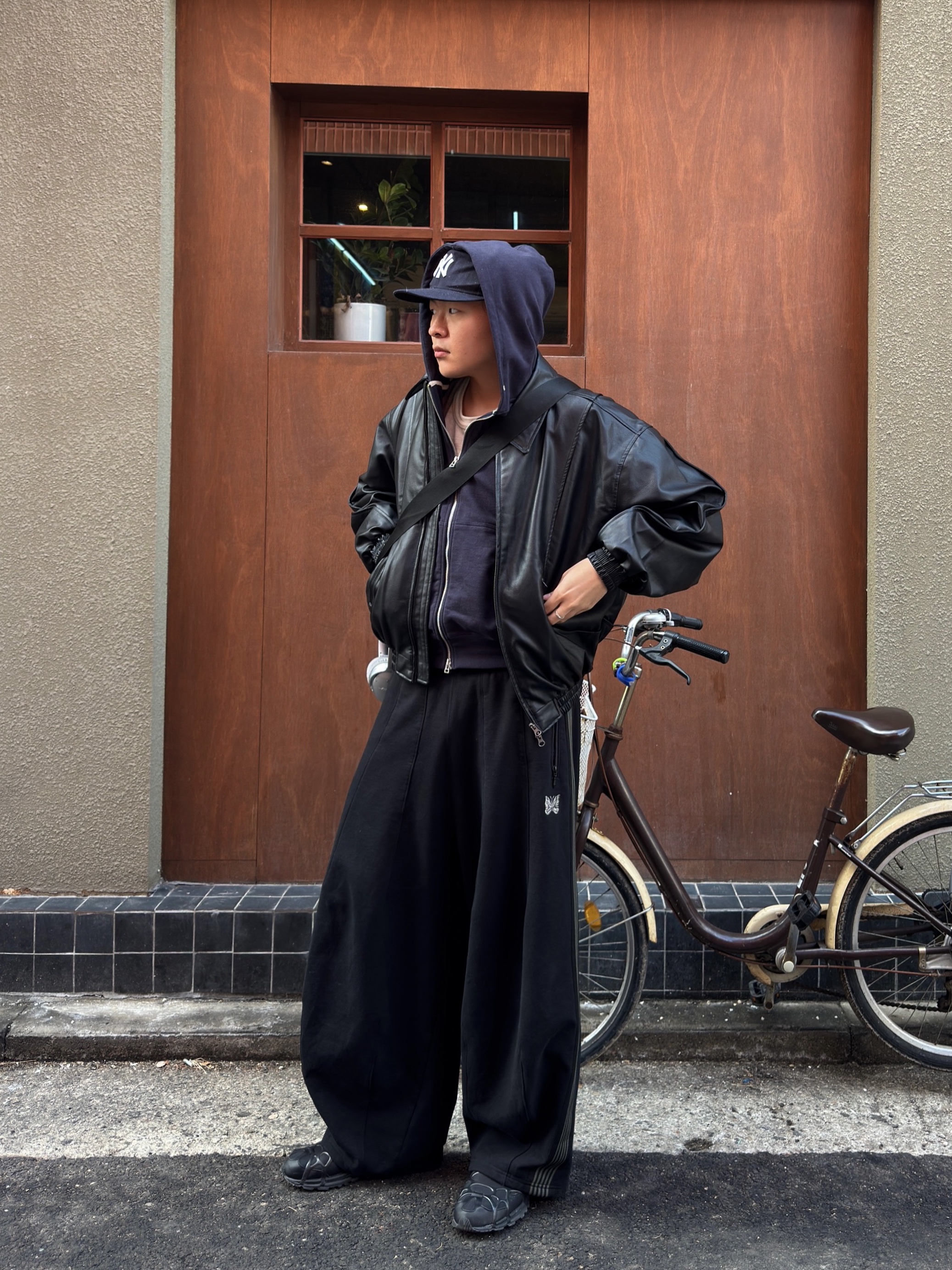 Nike Air Kukini Triple Black, Needles x LHP H.D. Track Pants Black 착용 스타일 - 4