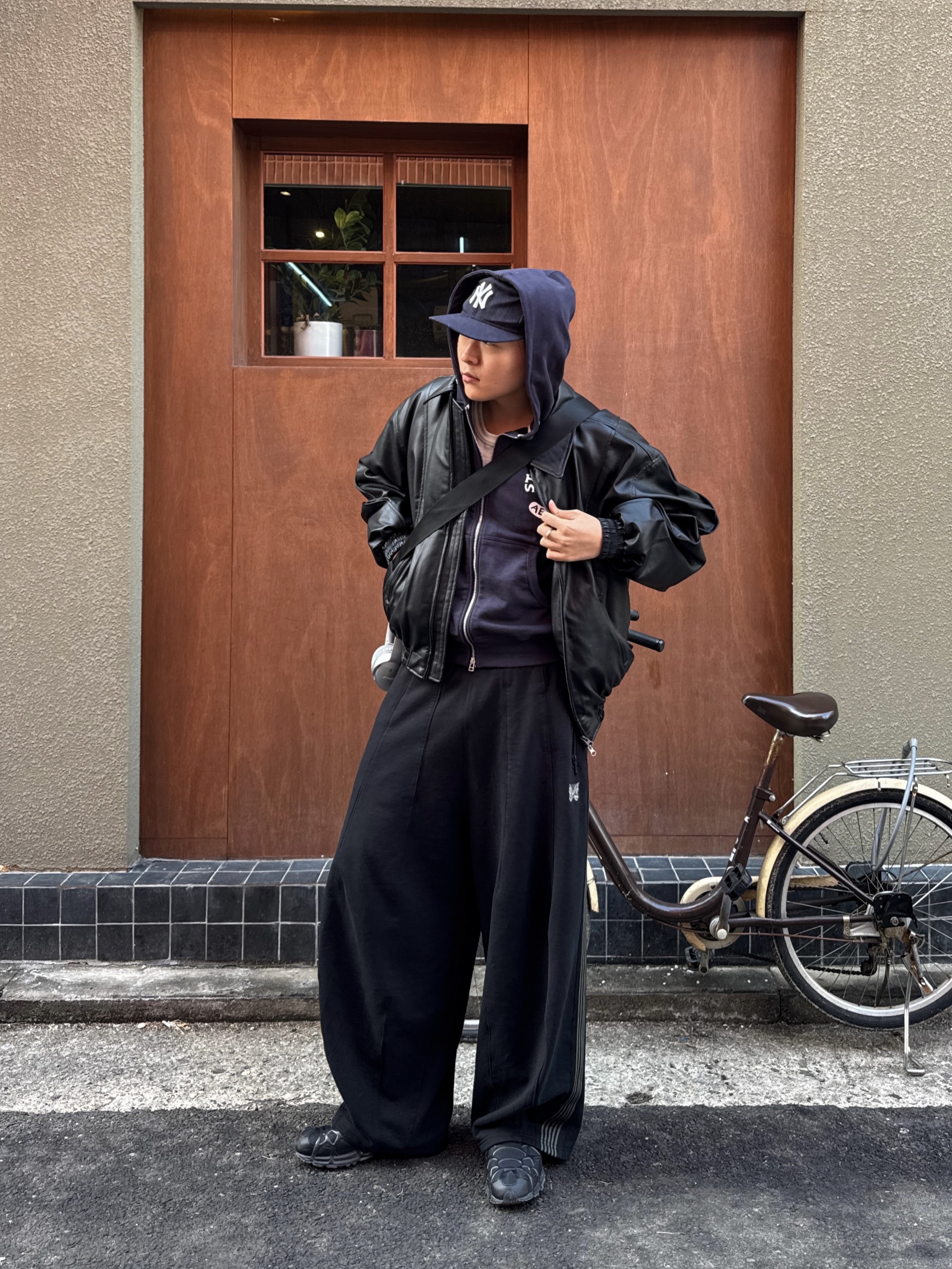 Nike Air Kukini Triple Black, Needles x LHP H.D. Track Pants Black 착용 스타일 - 7