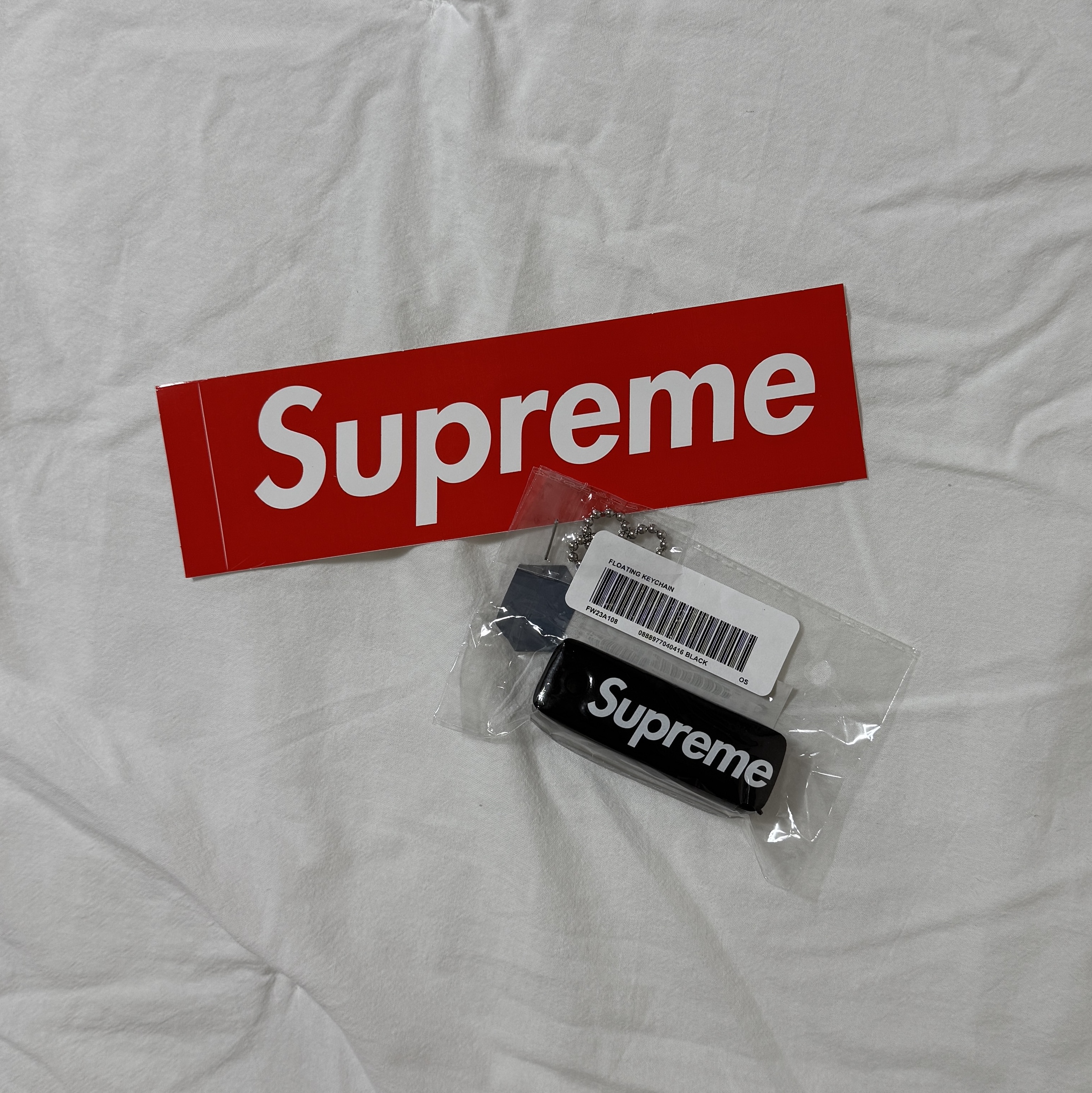 Supreme Floating Keychain Black - 23FW 착용 스타일 - 1