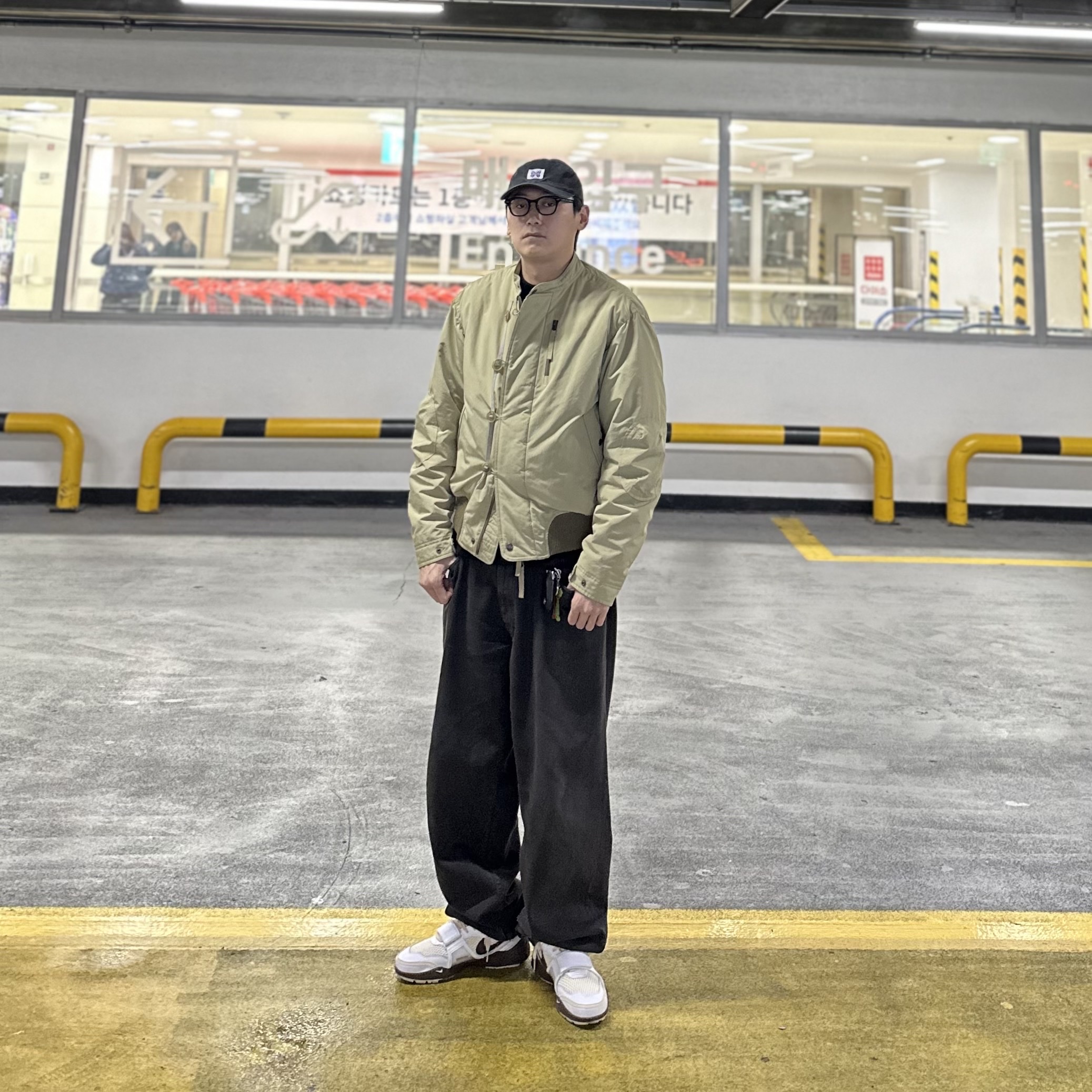 Nike x Travis Scott Zoom Field Jaxx White and Light Chocolate, Needles 16oz Cotton Canvas Workers Cap Black 착용 스타일 - 3