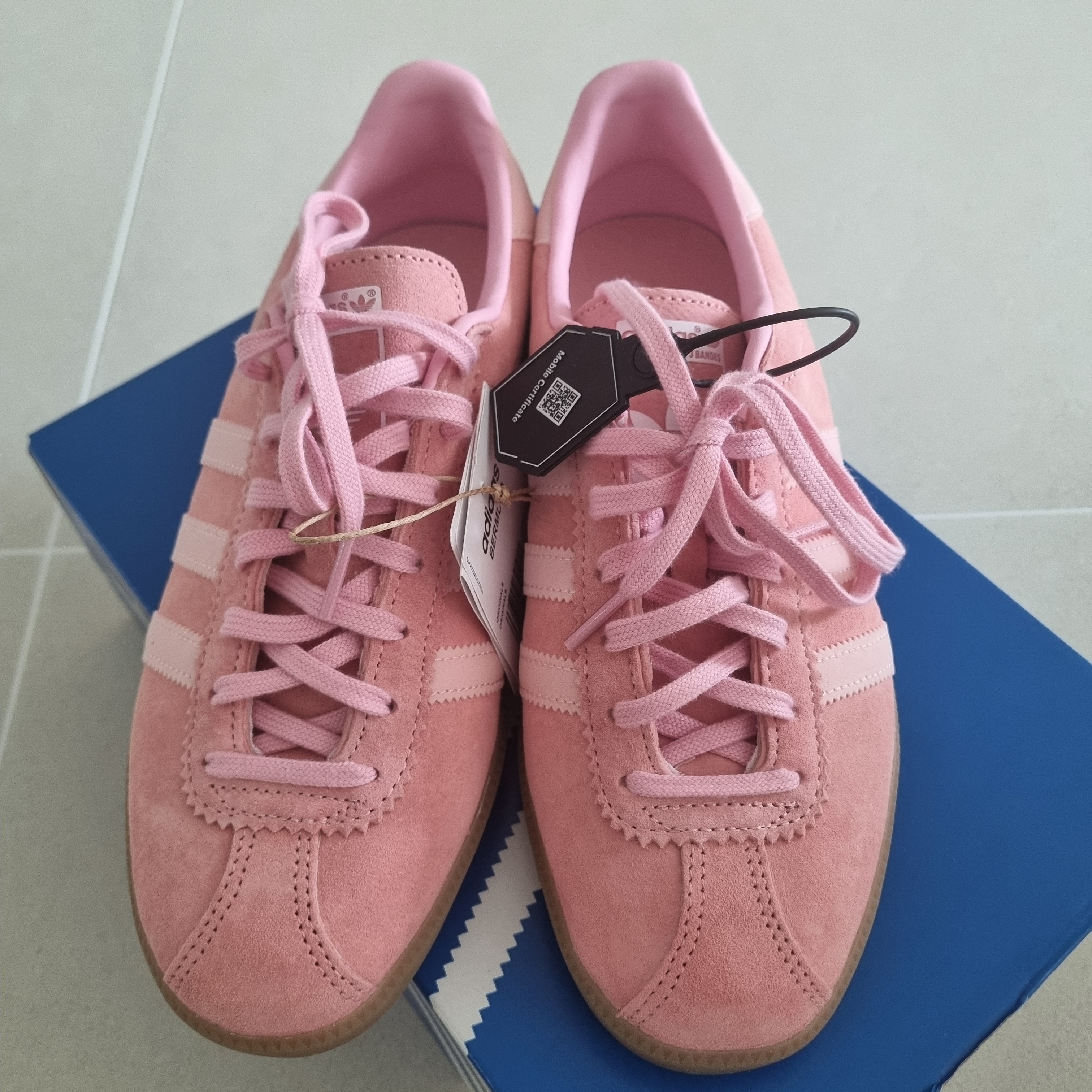 Adidas Bermuda Glow Pink 착용 스타일 - 2
