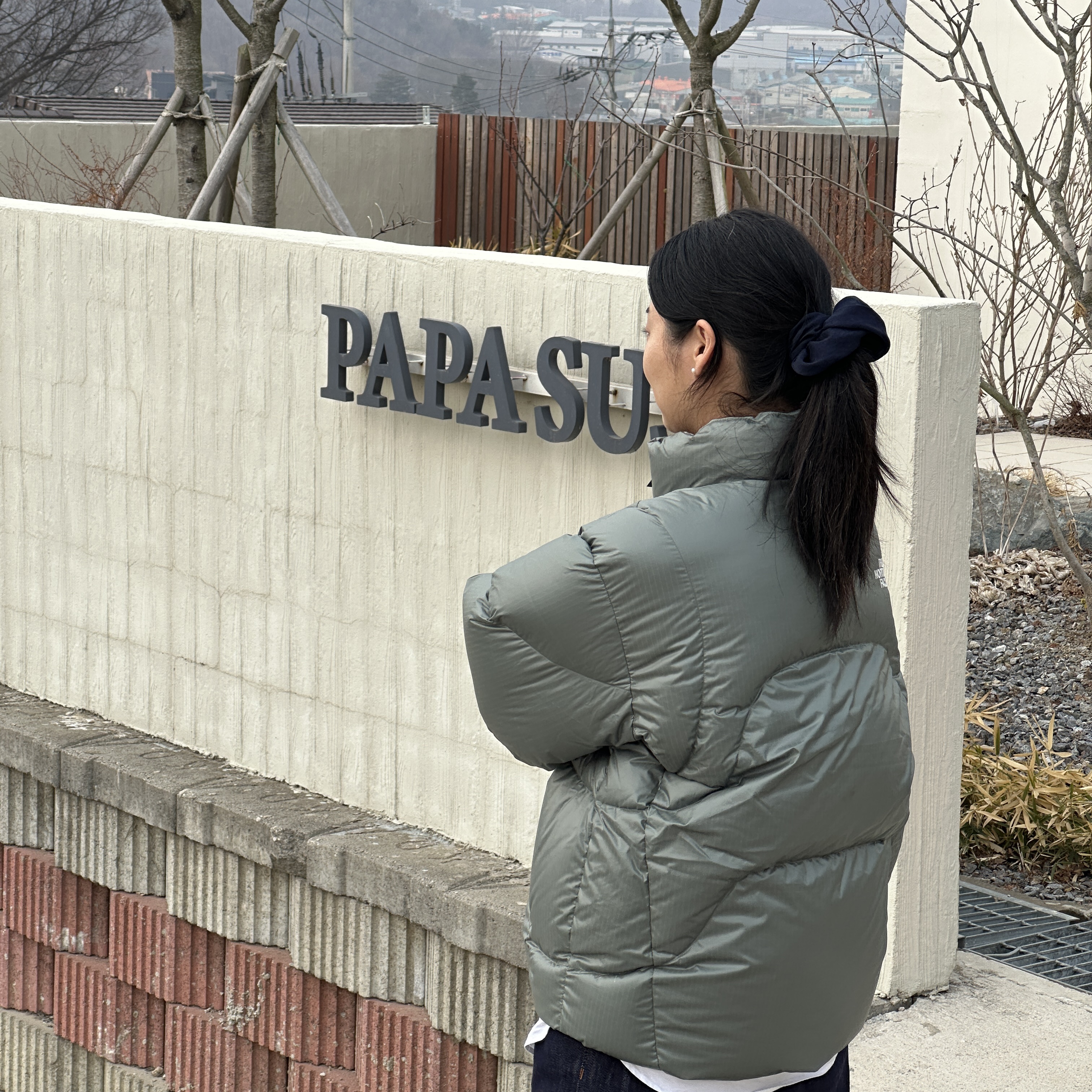 The North Face White Label Wave RDS Down Jacket Khaki 착용 스타일 - 2