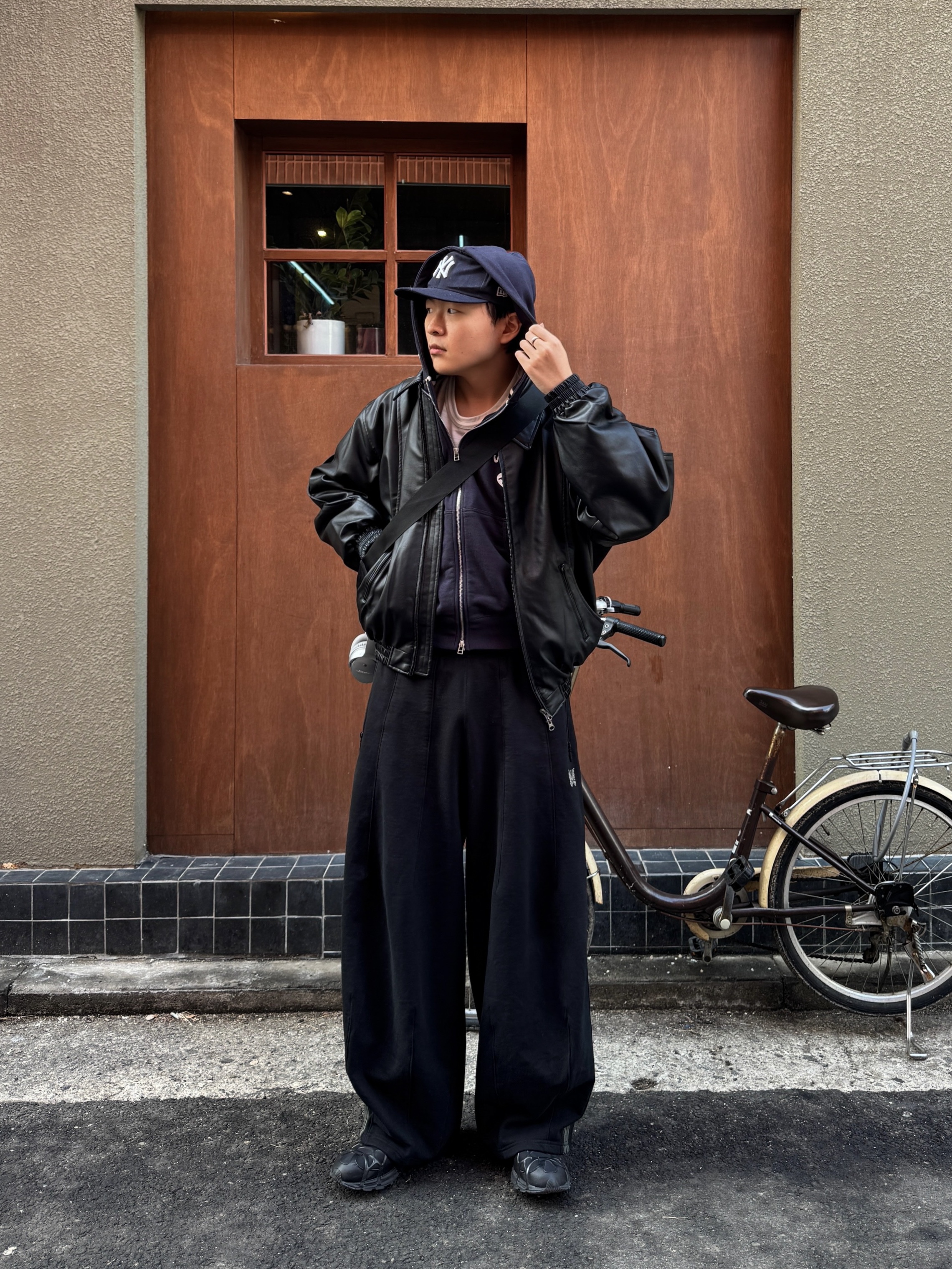 Nike Air Kukini Triple Black, Needles x LHP H.D. Track Pants Black 착용 스타일 - 9