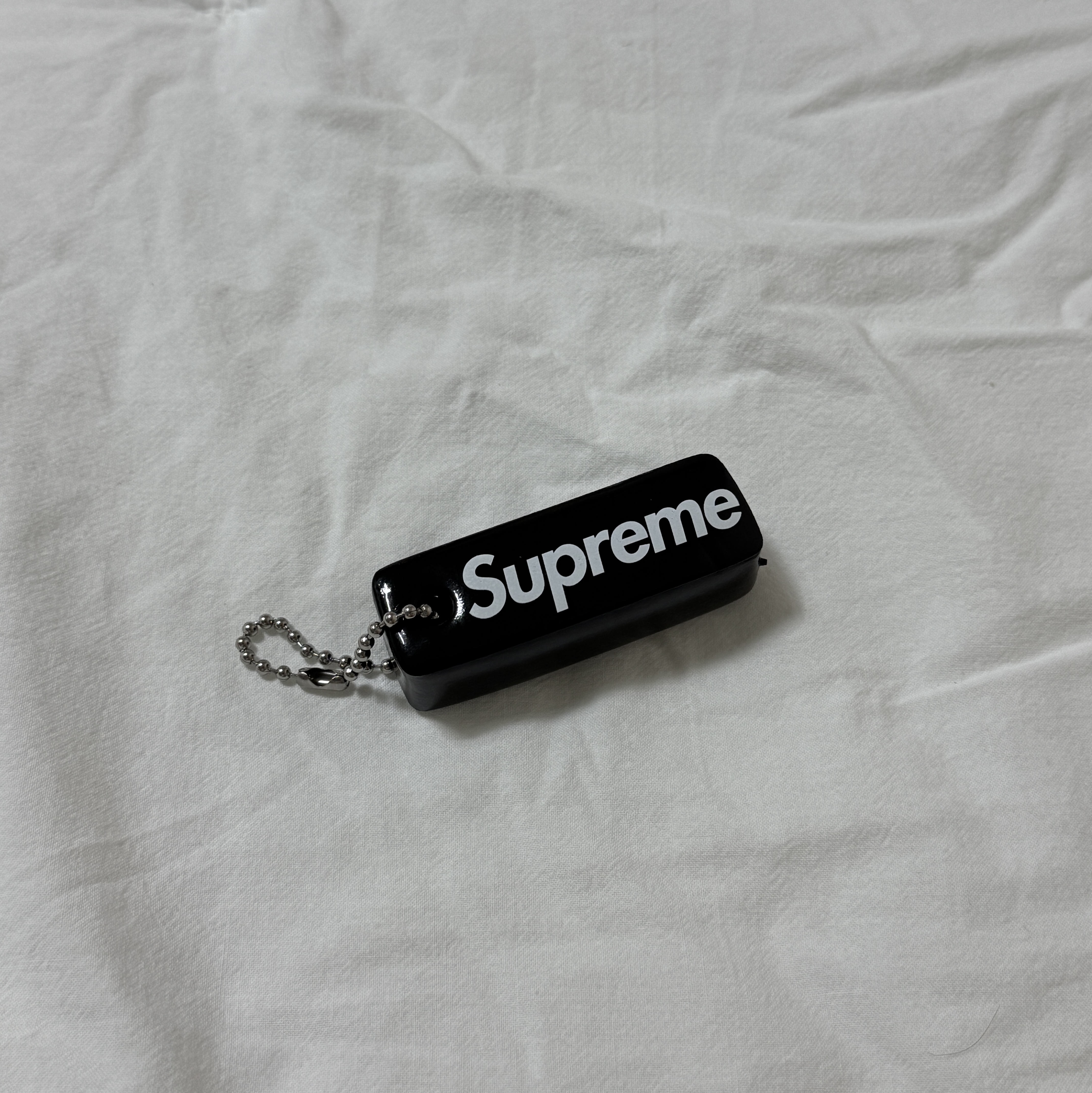 Supreme Floating Keychain Black - 23FW 착용 스타일 - 4