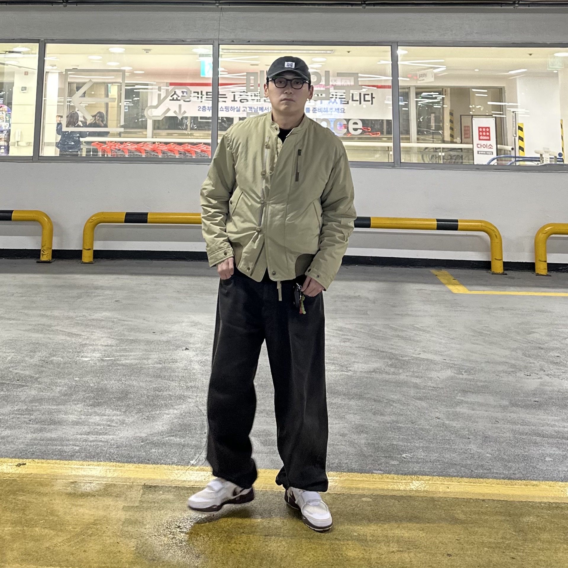 Nike x Travis Scott Zoom Field Jaxx White and Light Chocolate, Needles 16oz Cotton Canvas Workers Cap Black 착용 스타일 - 5