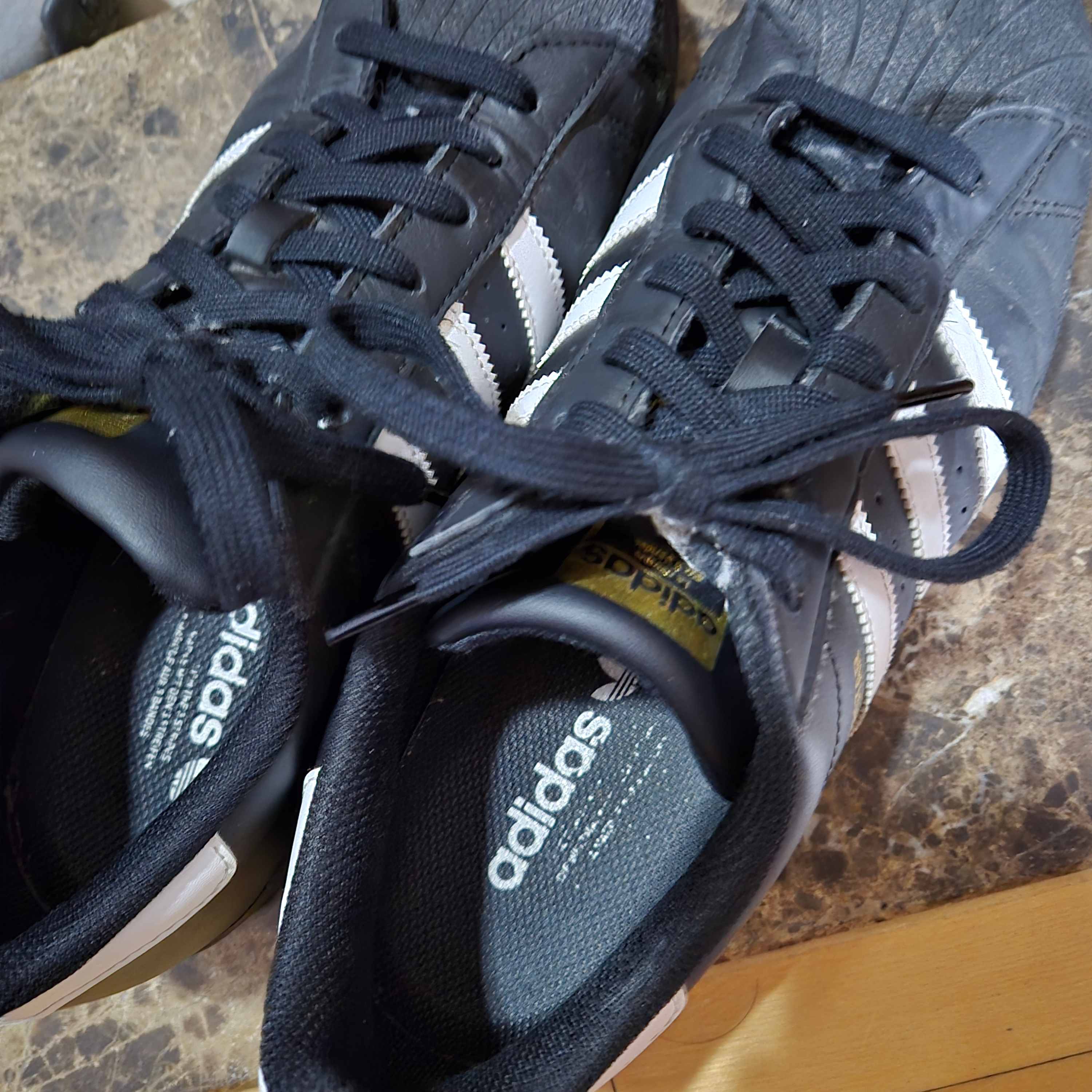 Adidas Superstar Core Black White 착용 스타일