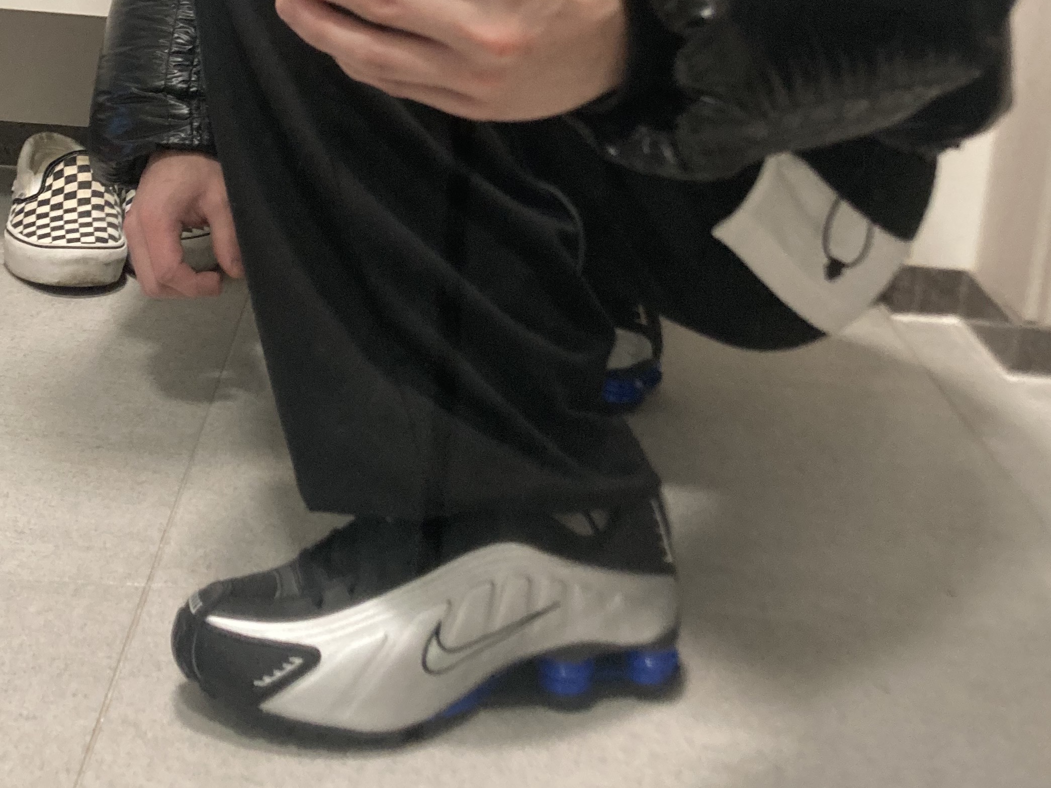 (W) Nike Shox R4 Metallic Silver and Black 착용 스타일