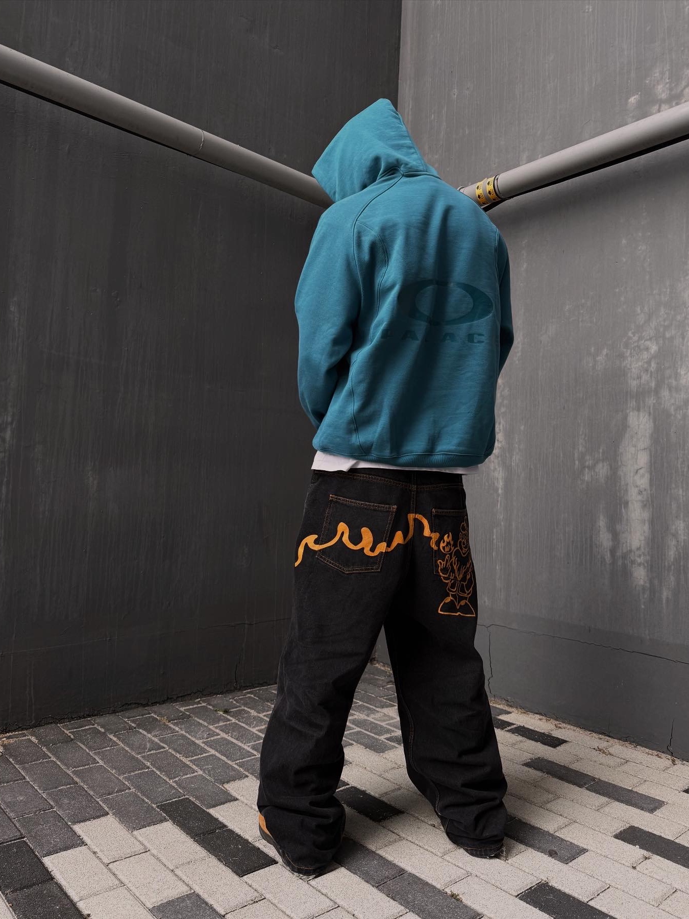 Palace x Oakley Hood Petrol - 24FW 착용 스타일 - 2