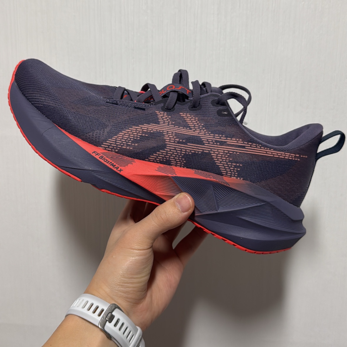Asics Novablast 5 Greyish Purple Coral Reef 착용 스타일 - 3