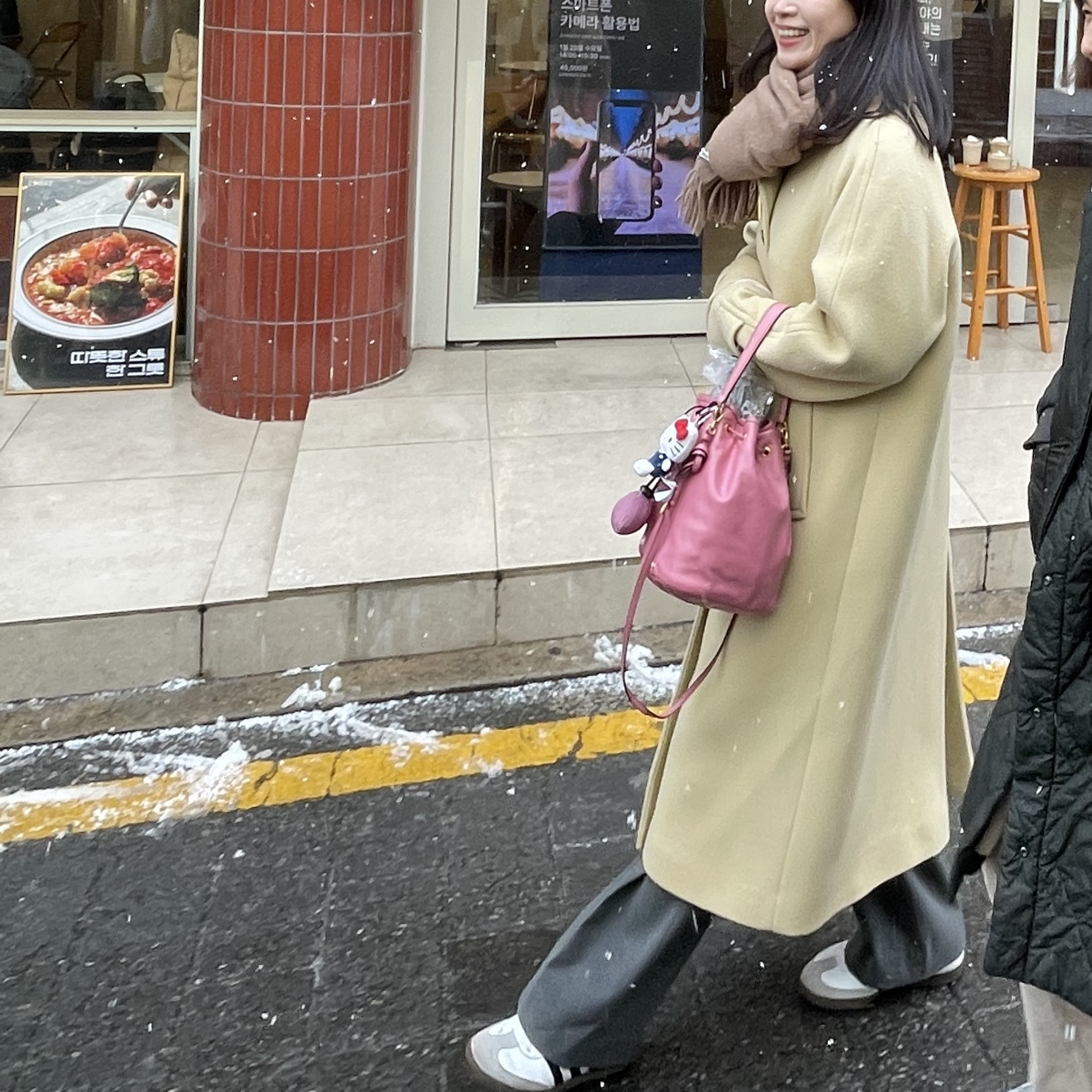 Adidas Samba OG Cloud White, Acne Studios Wool Fringe Muffler Dark Camel 착용 스타일